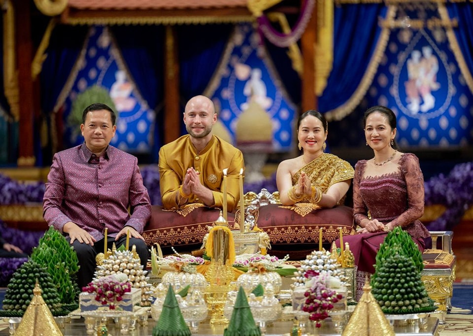 Hun - ពូនិងមីងសូមជូនពរក្មួយៗទាំងពីរ ...