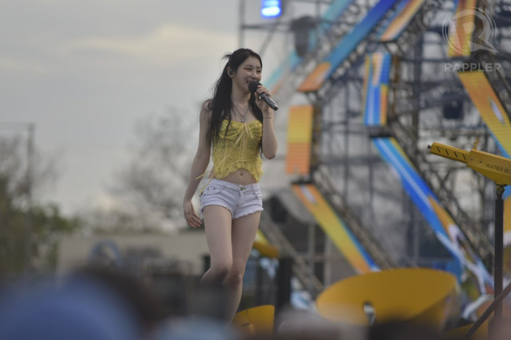 Rappler - South Korean singer Lee Chae-yeon wows her fans during the ...
