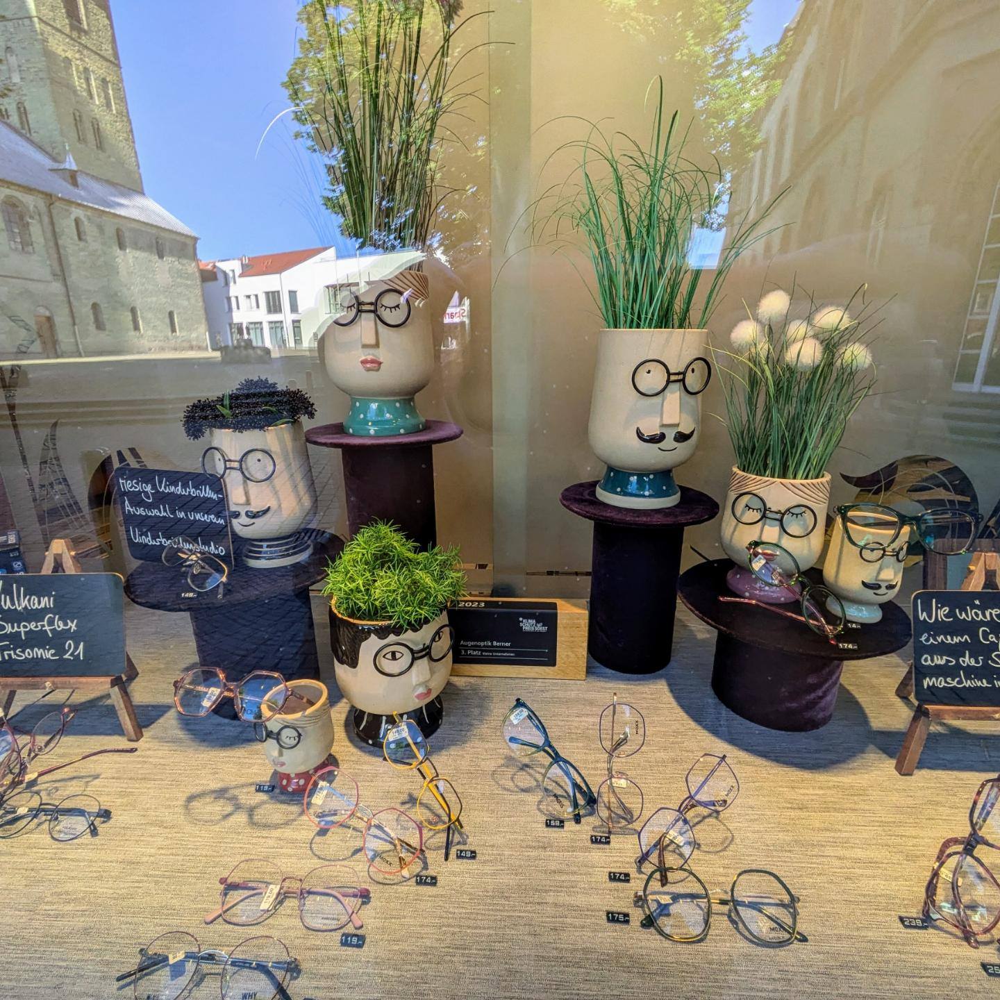 Schaut euch bitte diese tolle Schaufensterdeko an 🤓😊 Ist das nicht ganz zauberhaft? Lasst doch ein ❤️ wenn es euch gefällt ☺️🤓👋🏻 #schaufenster #deko #brillen #sonnenbrillen #bernerbrille #sommer #b