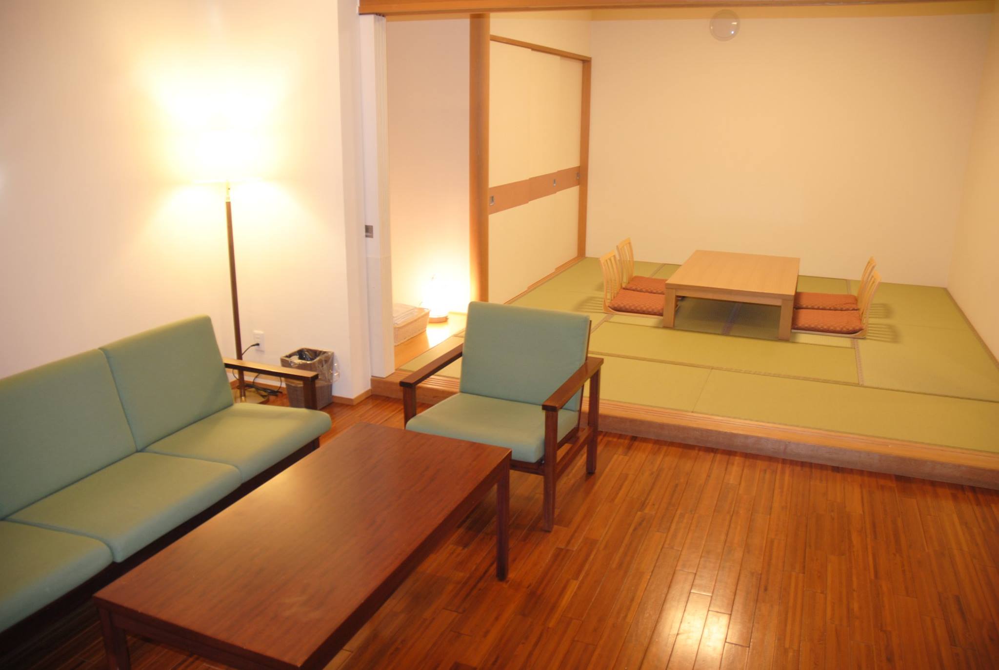 清泉寮 - 皆様こんにちは。 この度、ファミリーや大人数利用の際に人気の新館和室の畳替えを行いました！ 新品の畳だとイグサのにおいがちょっと ...