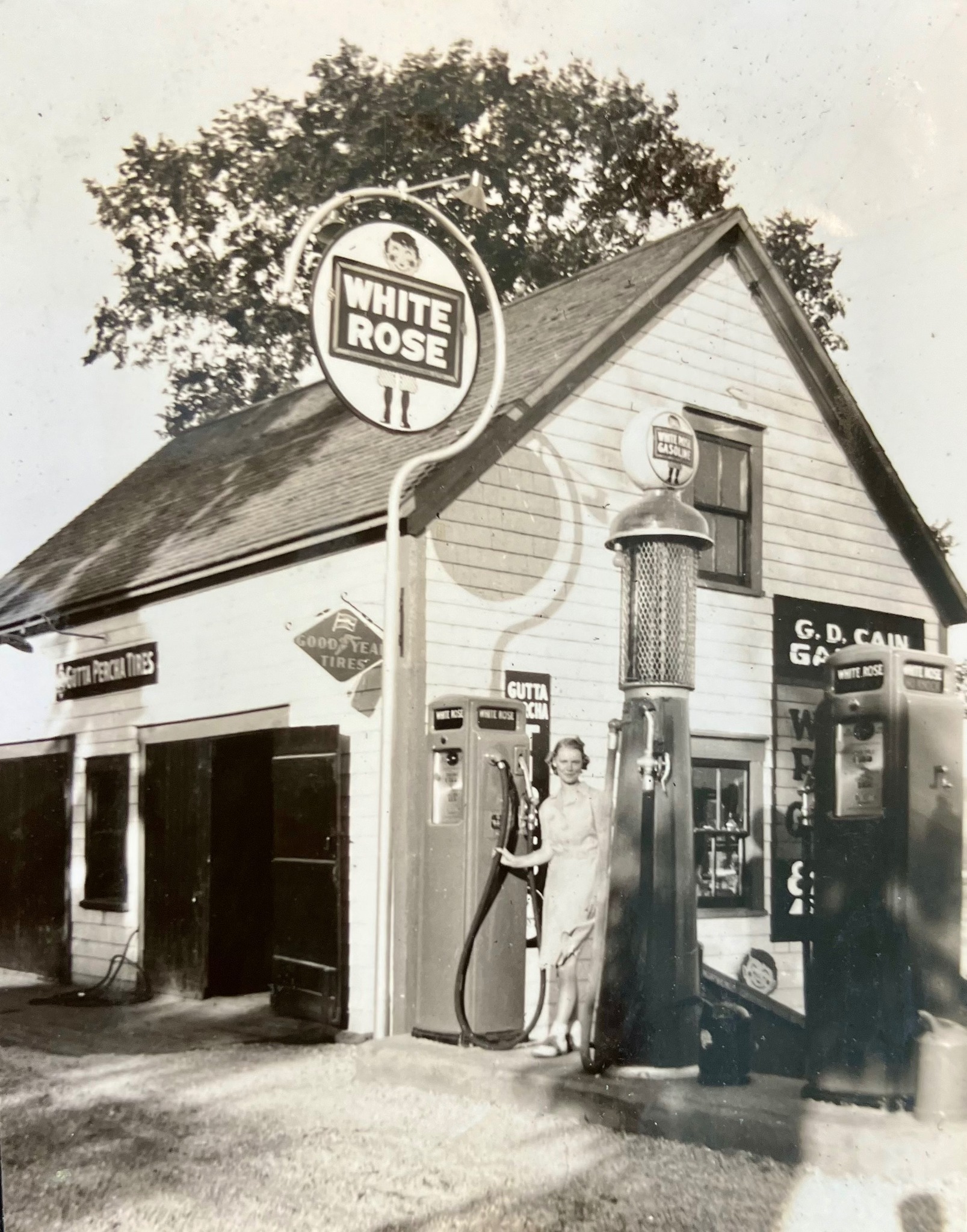 Vintage photo of mom working at White Rose gas station in 1939