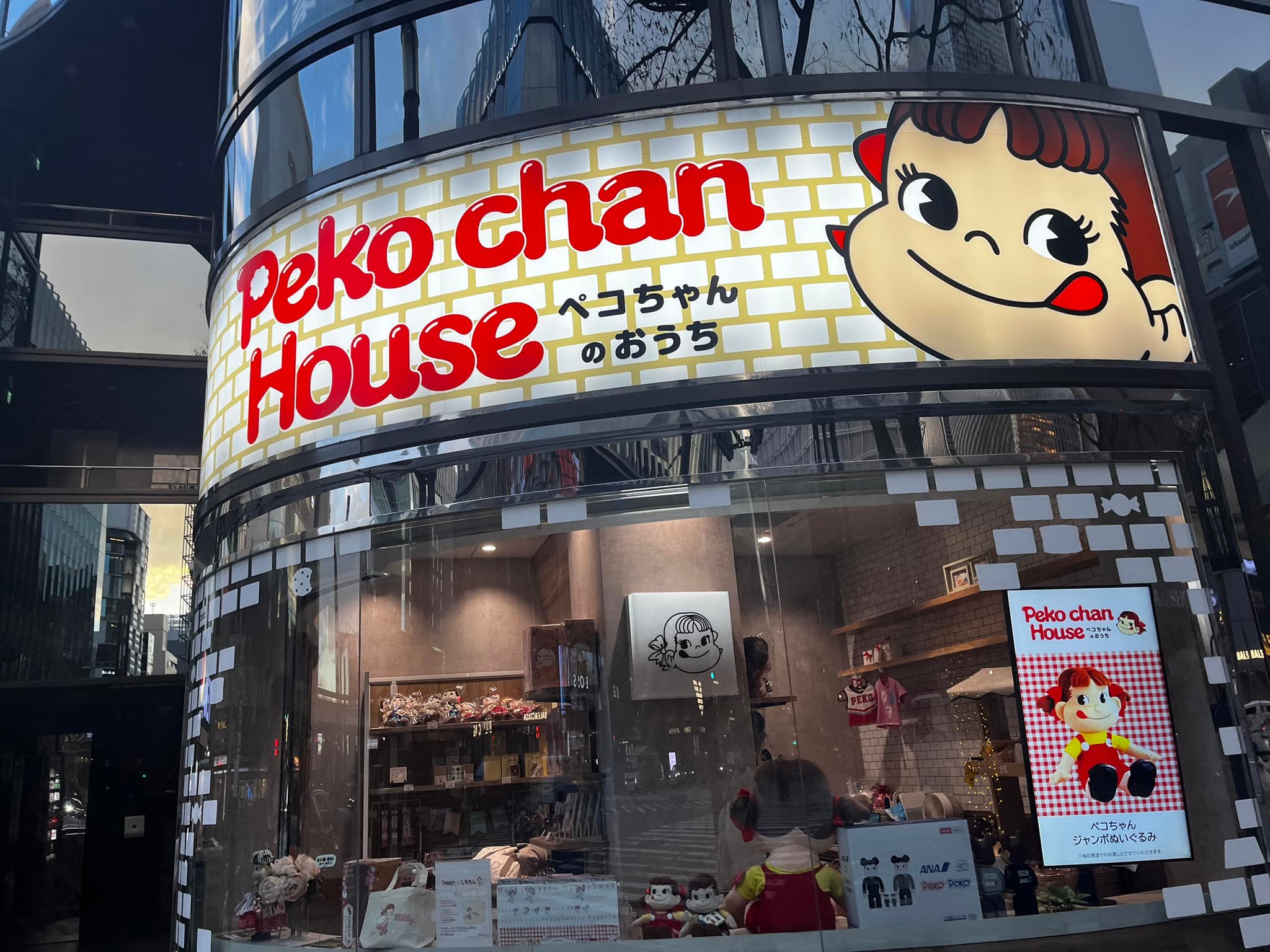 東京・銀座の不二家でプレミアムソフトクリーム?。ペコちゃんの 