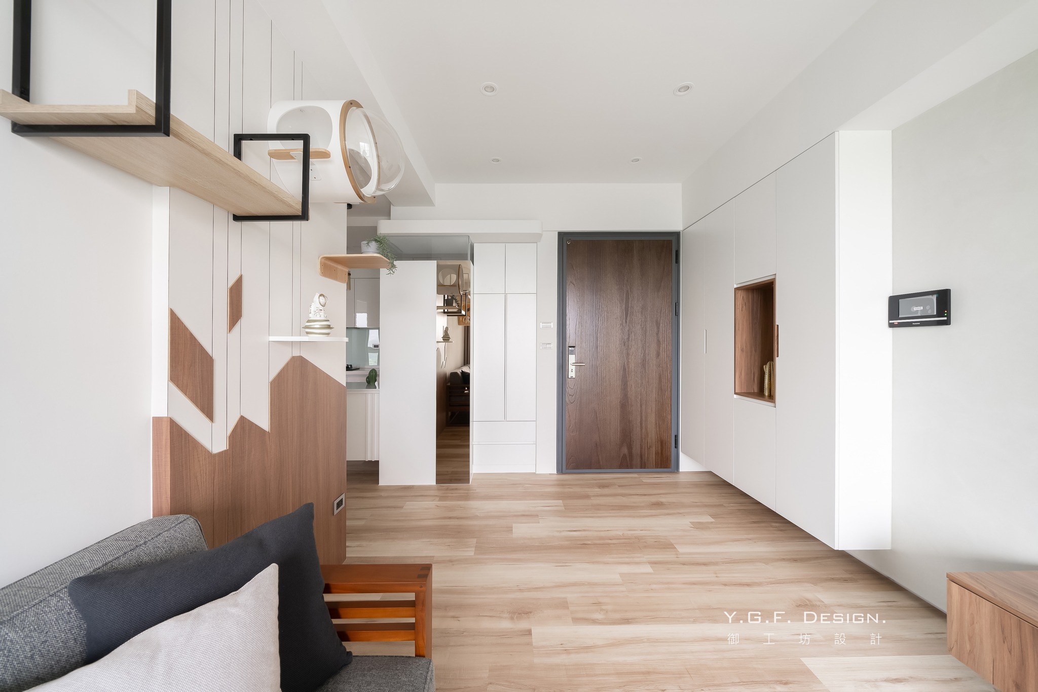 御工坊室內裝修有限公司 YGF Interior Design - 這是電視牆延伸過來的牆面與玄關鞋櫃的視覺感 一邊灰階 一邊黑白分明 以此來 ...