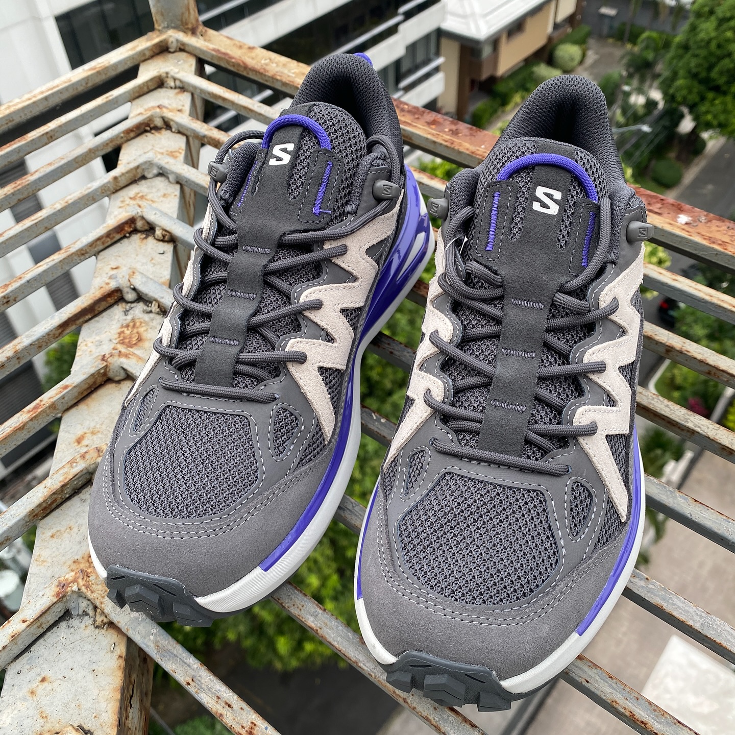 Out of Sight Odyssey Elmt Low in Asphalt/Castlerock/Gray Violet 