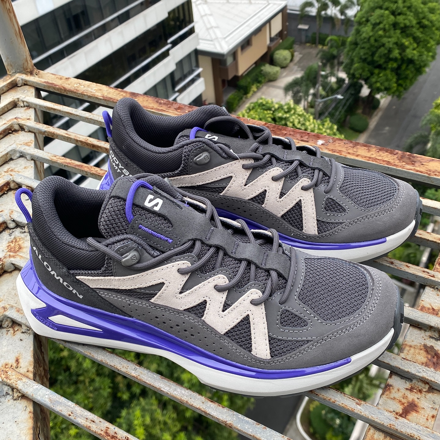 Out of Sight Odyssey Elmt Low in Asphalt/Castlerock/Gray Violet 