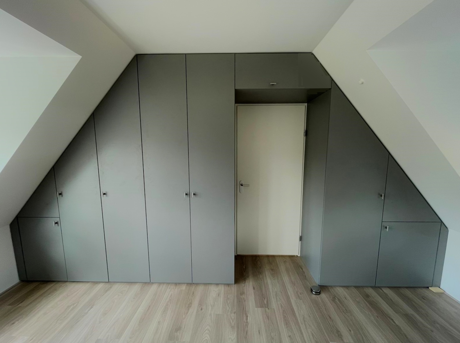 Deze kast is volledig aangepast aan het... - Inloopkasten.com