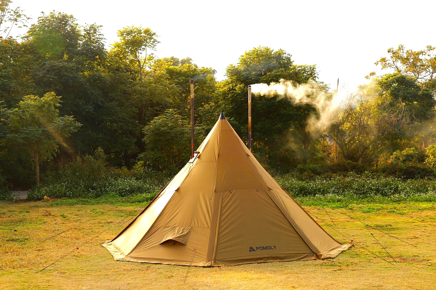 Bromance 70」 The unique design features two inner tents, allowing 