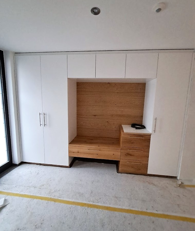 🥰😍 willkommen zuhause 🥰😍 einbauschrank, garderobe👗🧥👠 ✔️gemütlichkeit durch sitzbank & rückwand in eiche ✔️komfort durch schubladen ✔️funktionalität dank stangengriff #homesweethome #willkommenzuhause # einbauschrank #garderobe #ordnung