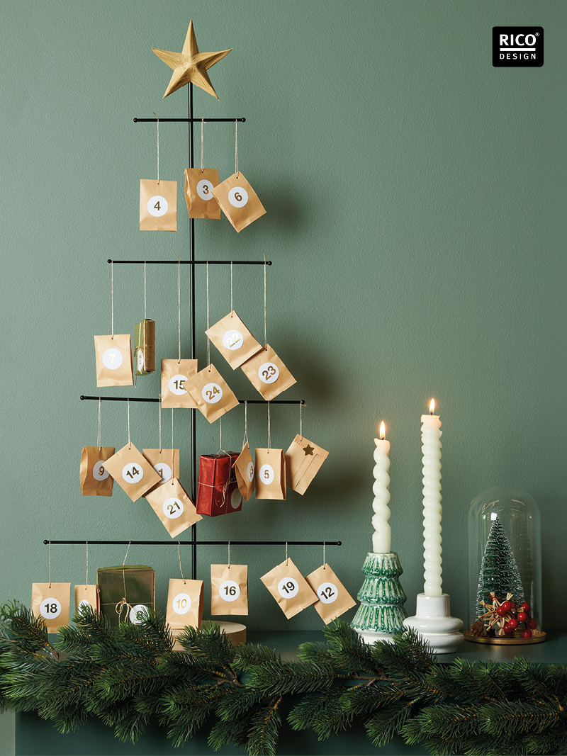 Der Metall-Tannenbaum mit einem stabilen Holzsockel ist perfekt, um einen selbstgemachten Adventskalender stilvoll zu präsentieren.⁠ ⁠ https://www.rico-design.com/metall-tannenbaum-mit-holzsockel/3624616 #ricodesign #adventskalender #diyadventskalender