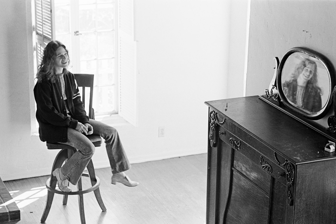 Carole - Carole at home in the canyon. 📷 Jim McCrary Courtesy Lou Adler ...