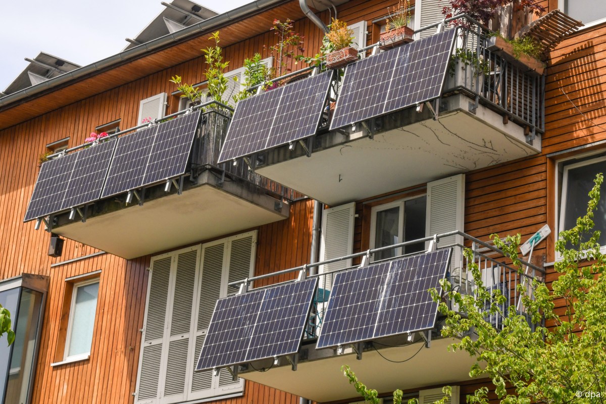 German - Plug-and-play solar panels are also popping up on balconies ...
