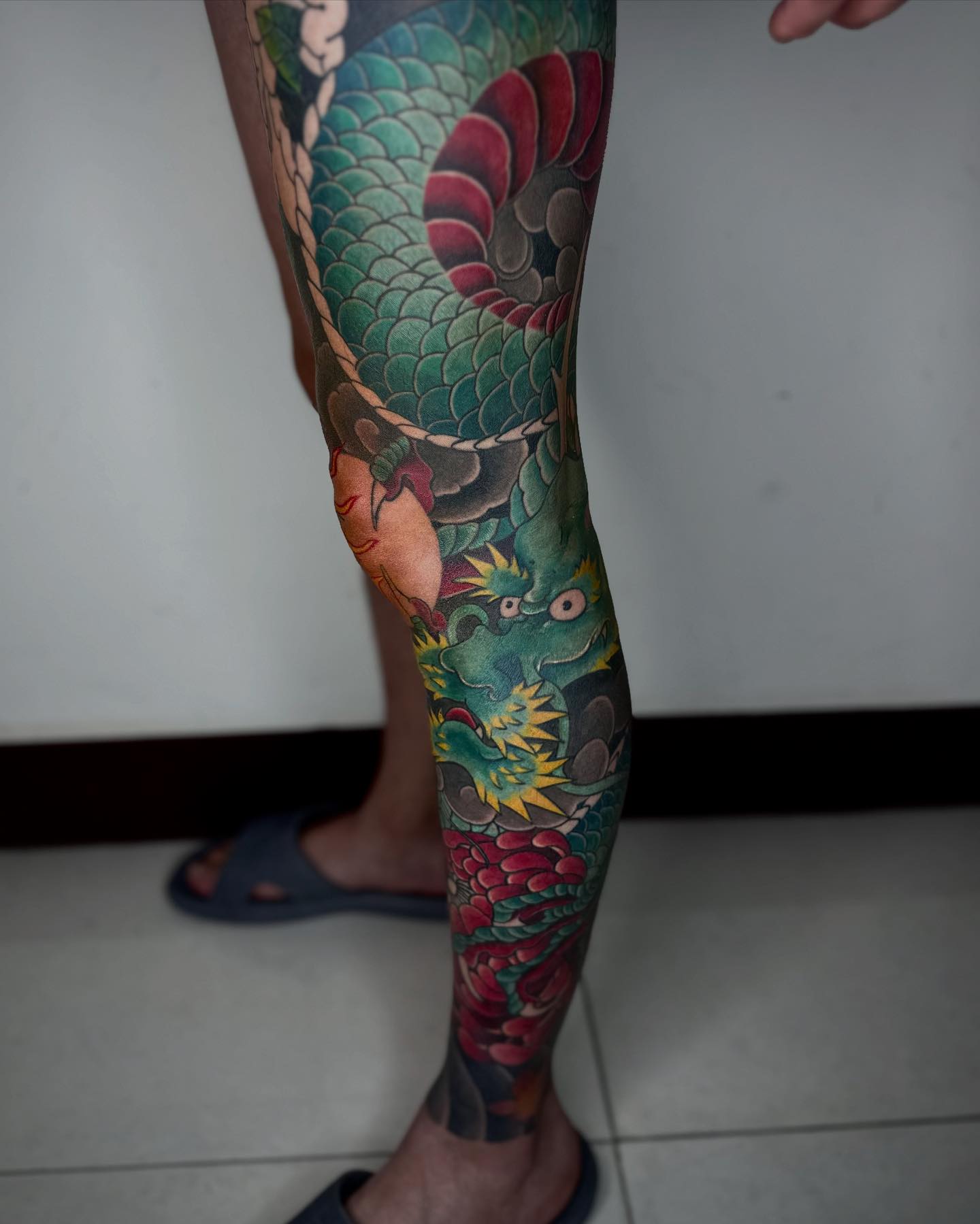 小方紋藝刺青 - 快畢業了呢😋 #龍 #龍刺青 #青龍 #龍tattoo #包腳 #包腳刺青 #包腿 #包腿刺青 #菊花 #菊花刺青 #牡丹 ...