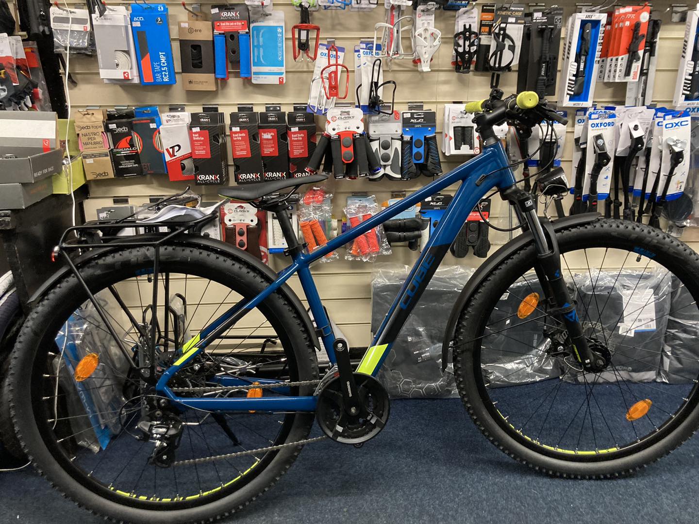 Cube Aim - Allroad equipped with mudguards, rack and Shimano hub