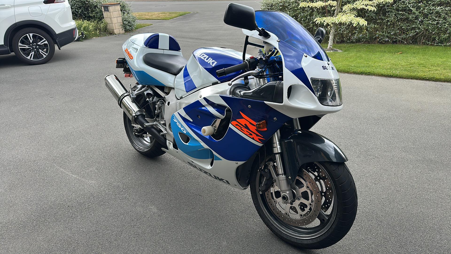 世良 Kia ora from New Zealand! This is my 1996 ZX7R.
