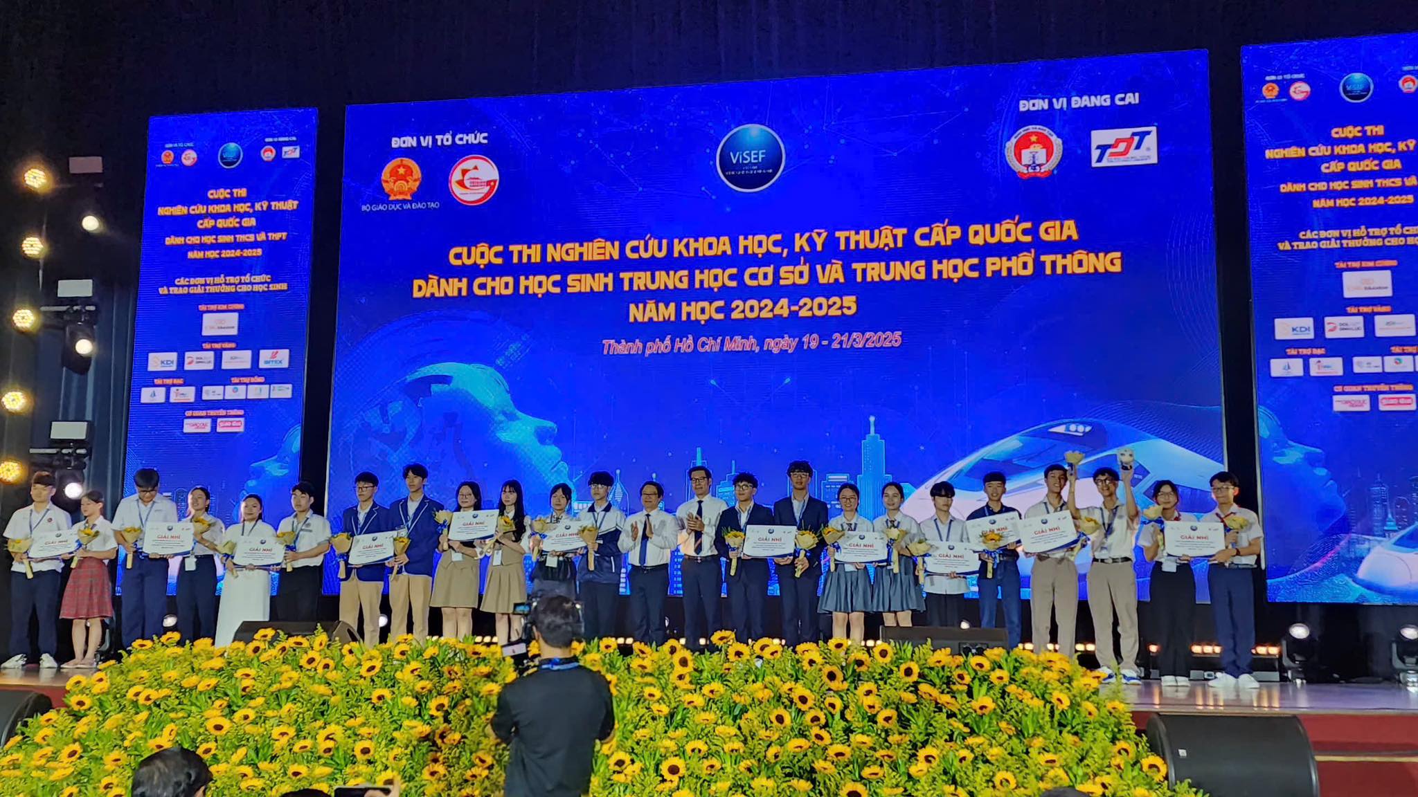 Đoàn trường THPT... - Đoàn trường THPT Chuyên Nguyễn Trãi