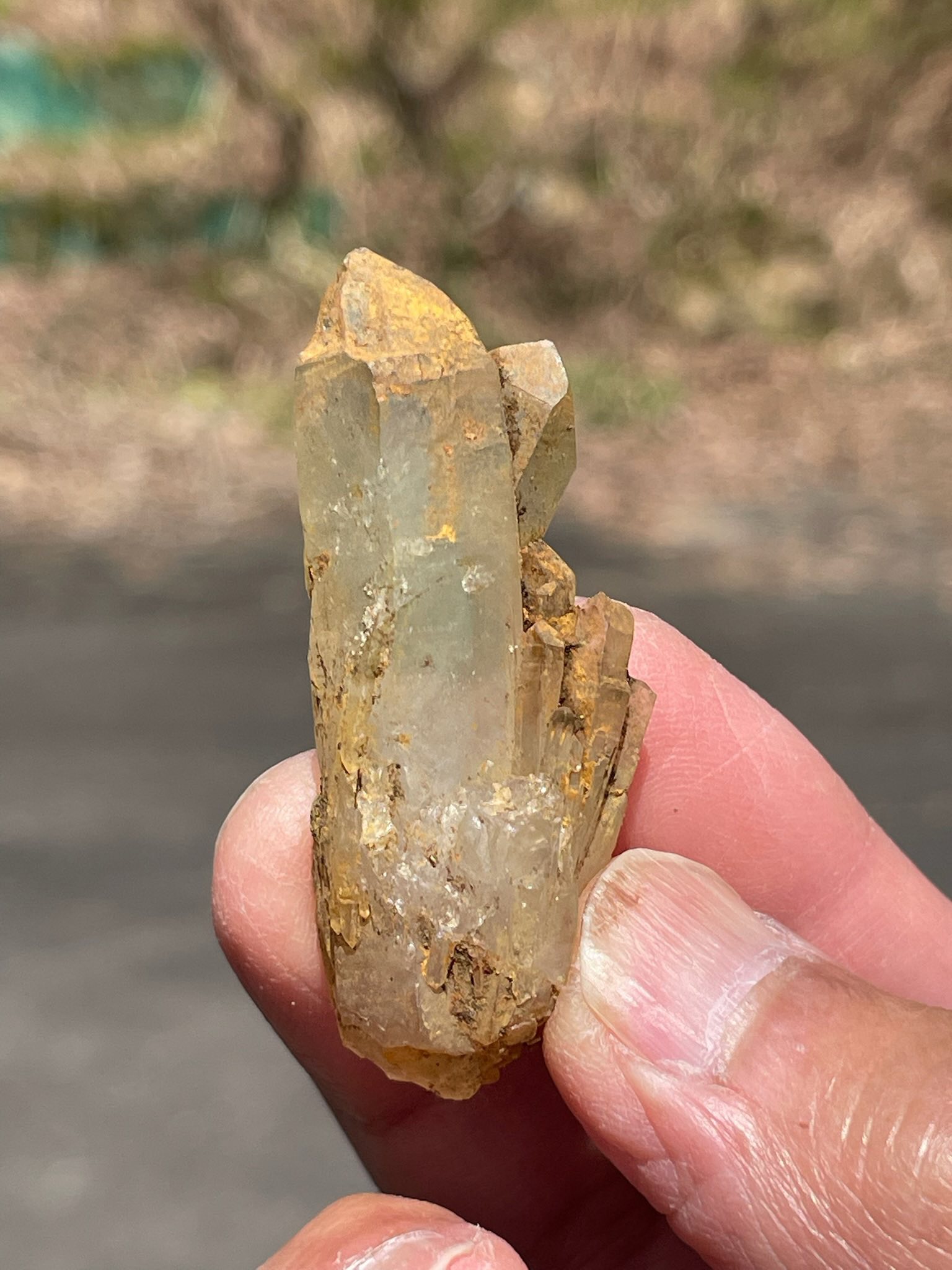 水晶原石。新潟県産。【裏は、金の様な性質を含んでおります　天然石】。 水晶 新潟県産