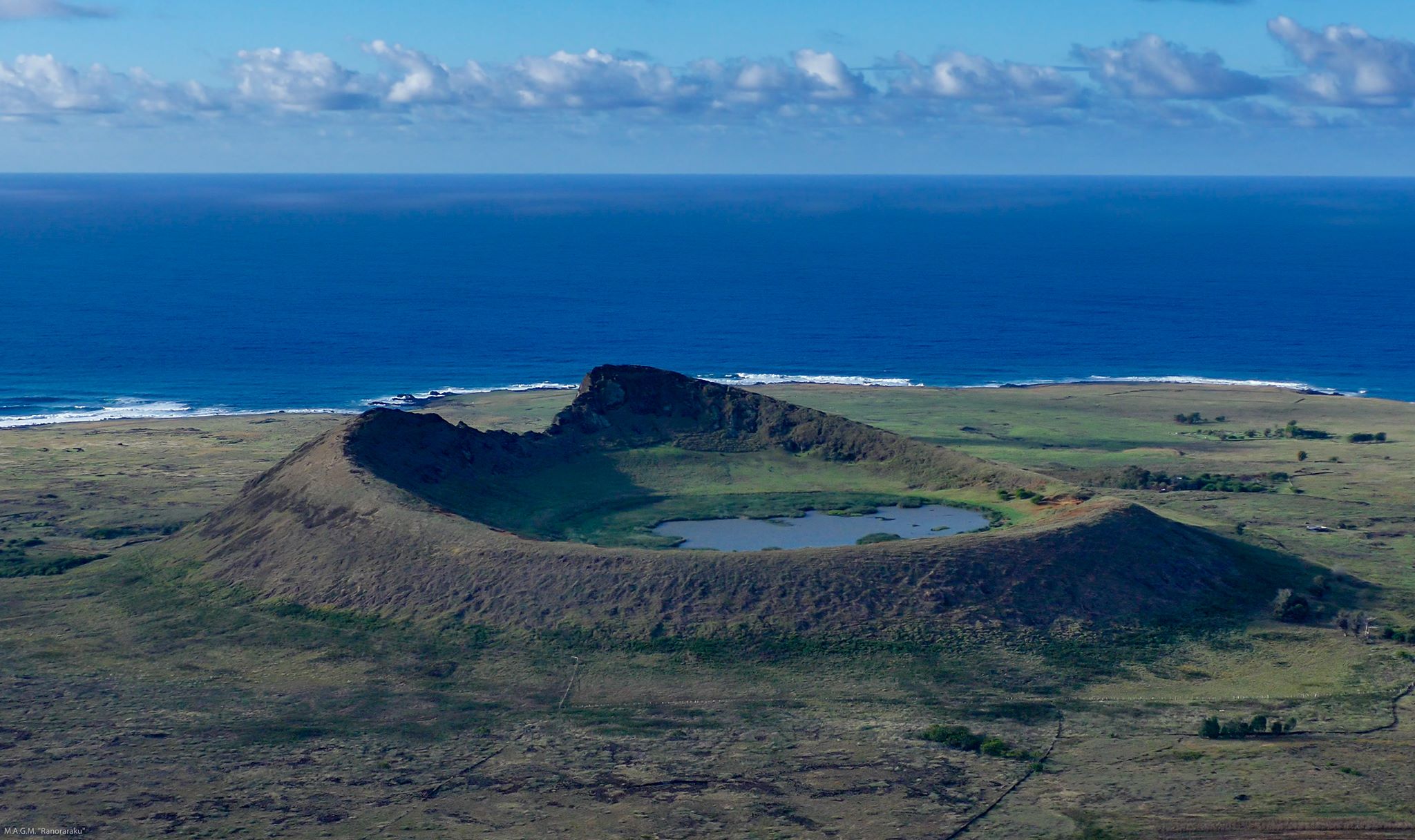Tapati - Visita aerea del volcan Rano Raraku el dia 4 de Marzo de 2.016 ...