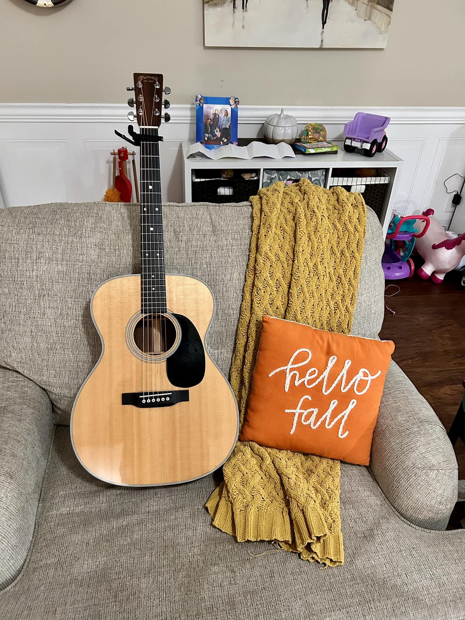 How to replace a missing pickguard on a 1974 Martin mandolin