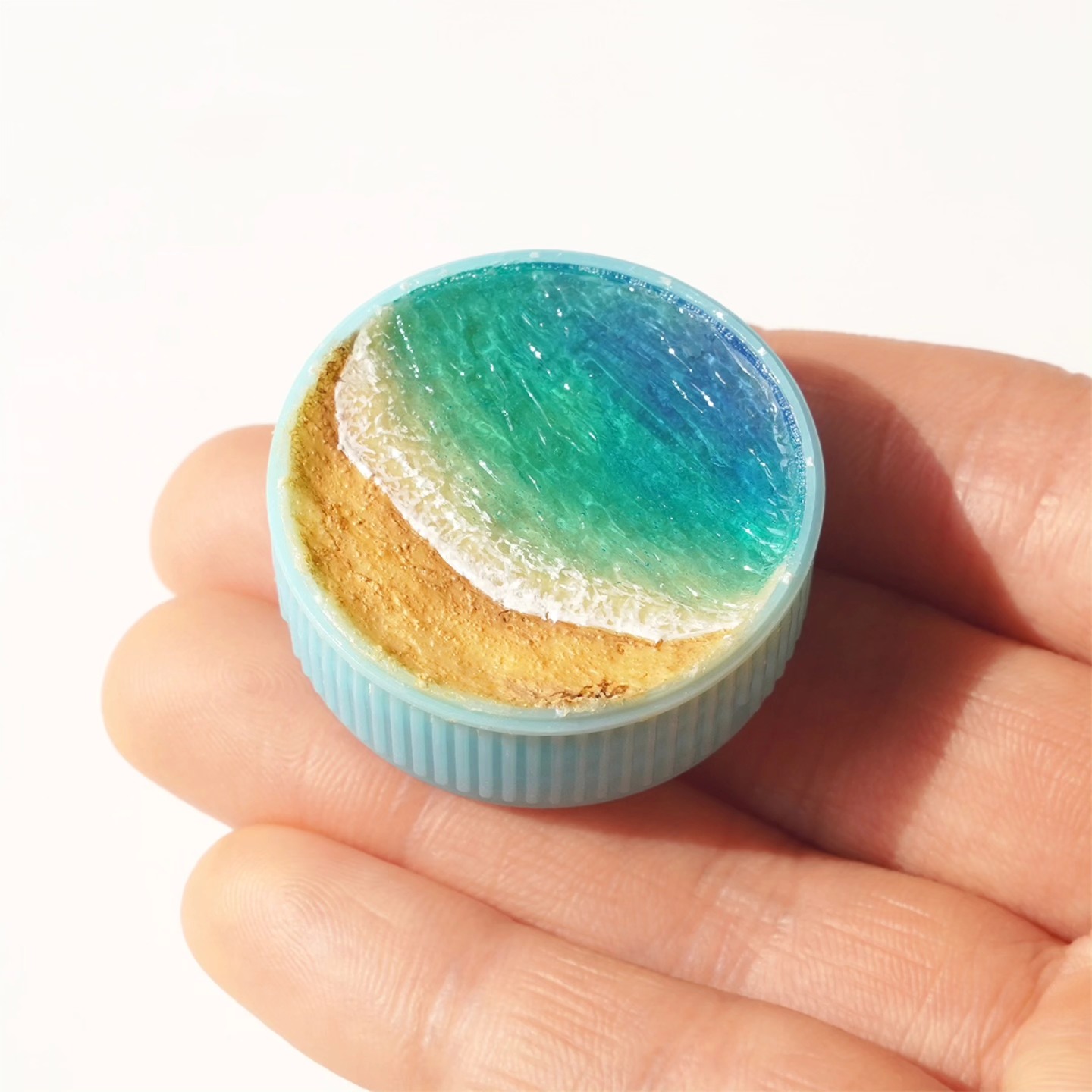 ペットボトルキャップの裏に海をつくりました🖌️ 何度も試作を重ねて