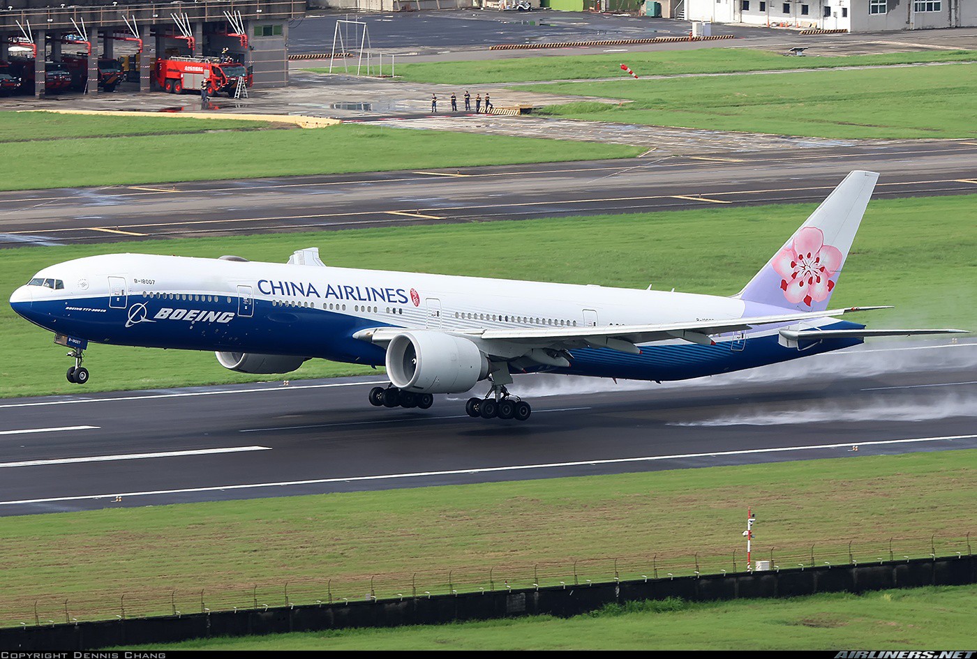 China Airlines 🇹🇼🌸 Boeing 777-300ER ✈️ B-18007 with the