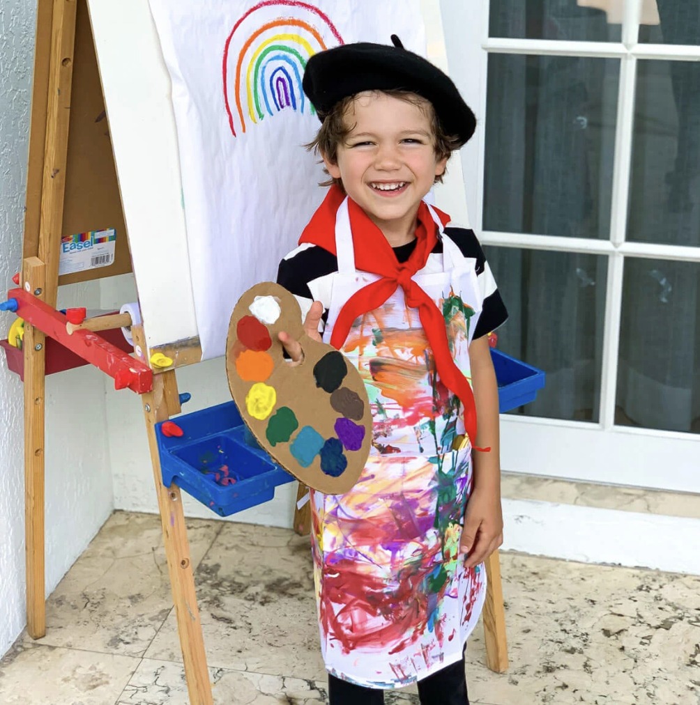 This little artist costume makes a great addition to your pretend play collection! https://7daysofplay.com/diy-artist-costume -easy-and-budget-friendly-dress-up