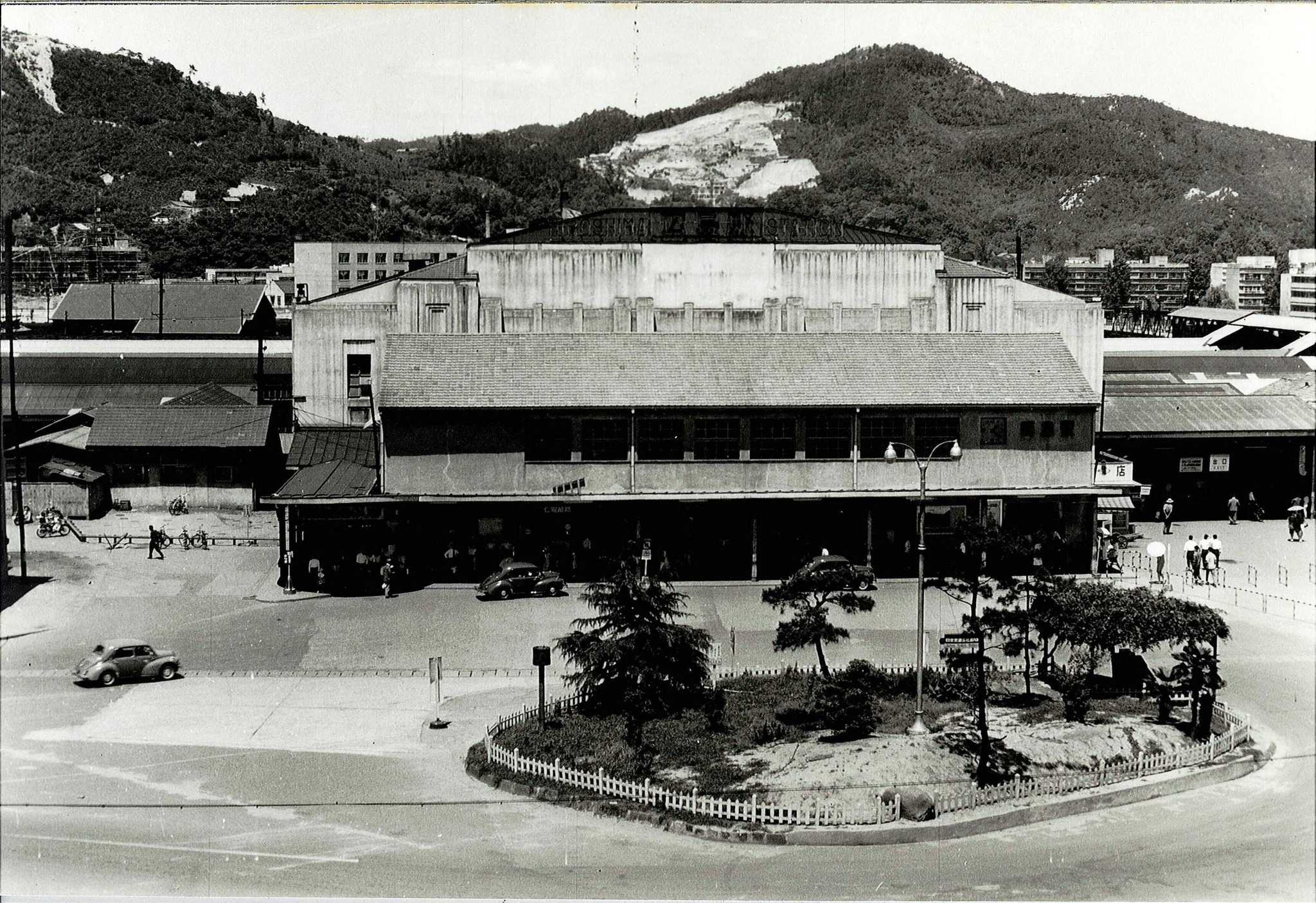 広島県 - 写真は昭和36（1961）年の広島駅の様子です。 戦後の広島駅は 