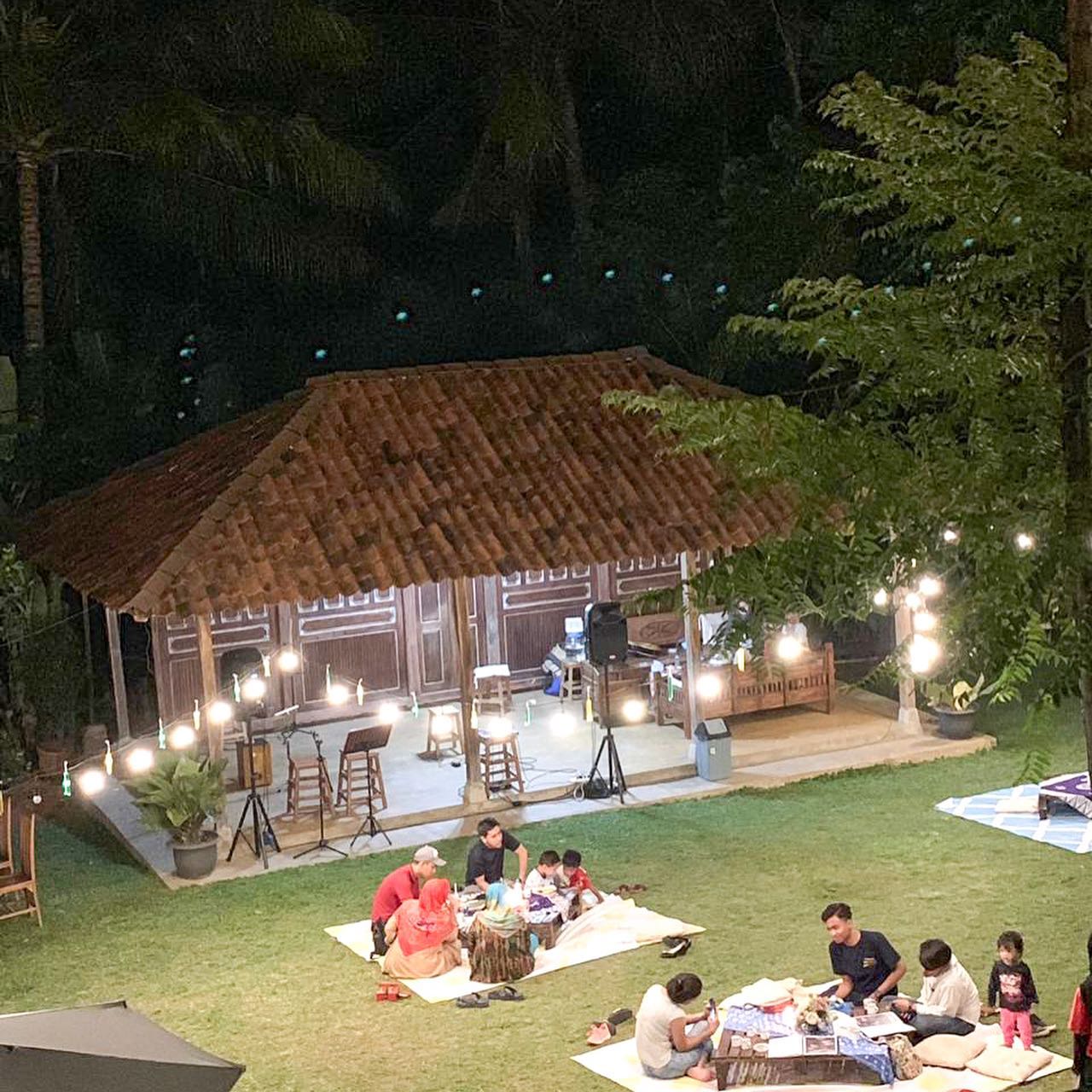 Restoran dengan View Pegunungan dan... - Resto Kebun Teduh