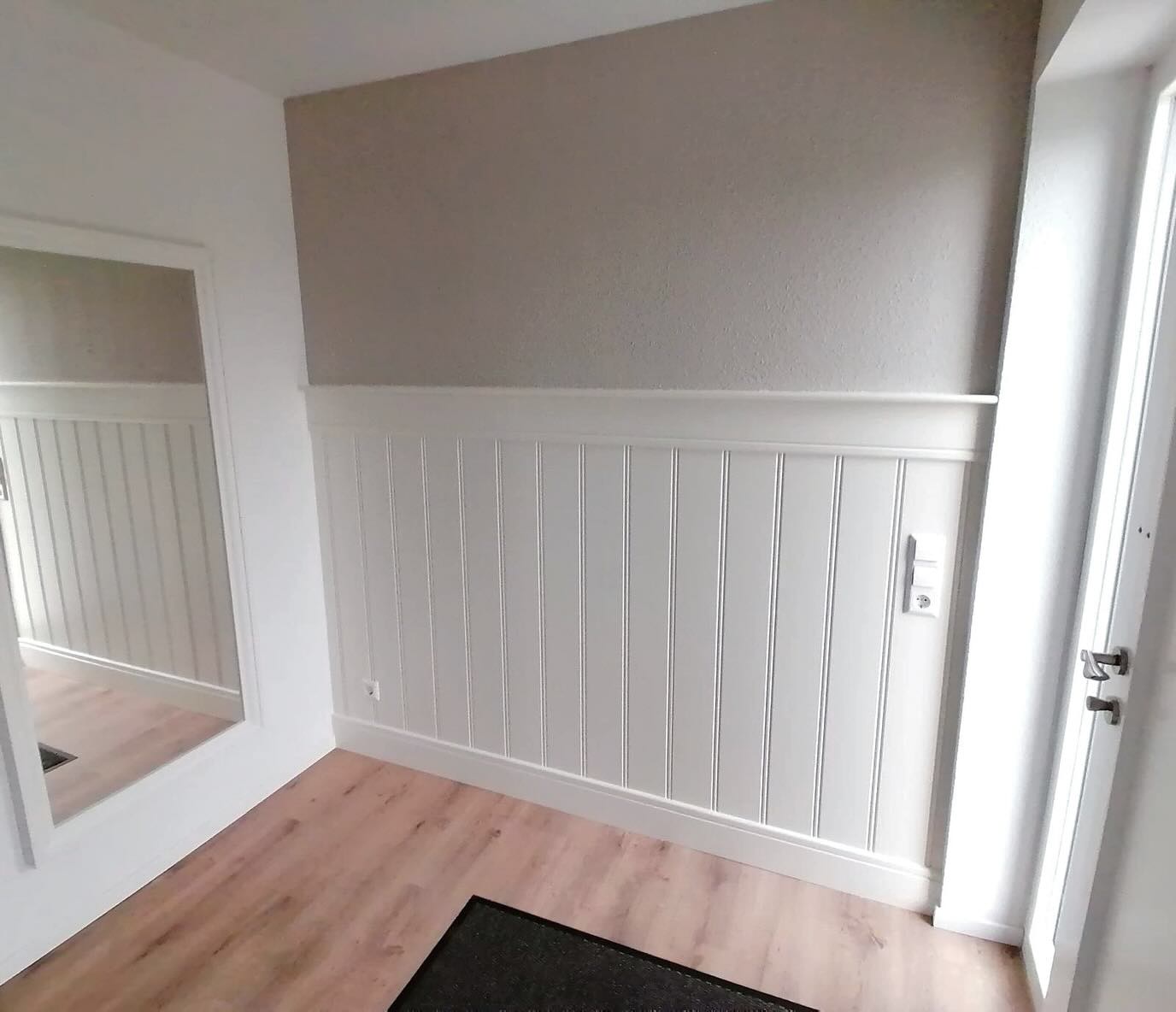 Unser 4-teiliges Wandpaneel ‚Landhaus' passt perfekt in den Flur und bietet eine tolle Wandverkleidung, die gleichzeitig als Garderobe dienen kann! 😍👍🏼 #hollandstyle #wandpaneele #wandboard #wandverk