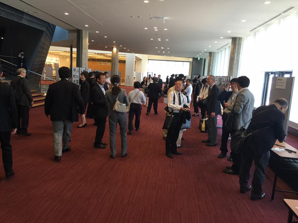 理窓会（東京理科大学校友会） - 基礎工学部創設30年記念式典に 関係者が続々集まり、懐かしい写真をみては...