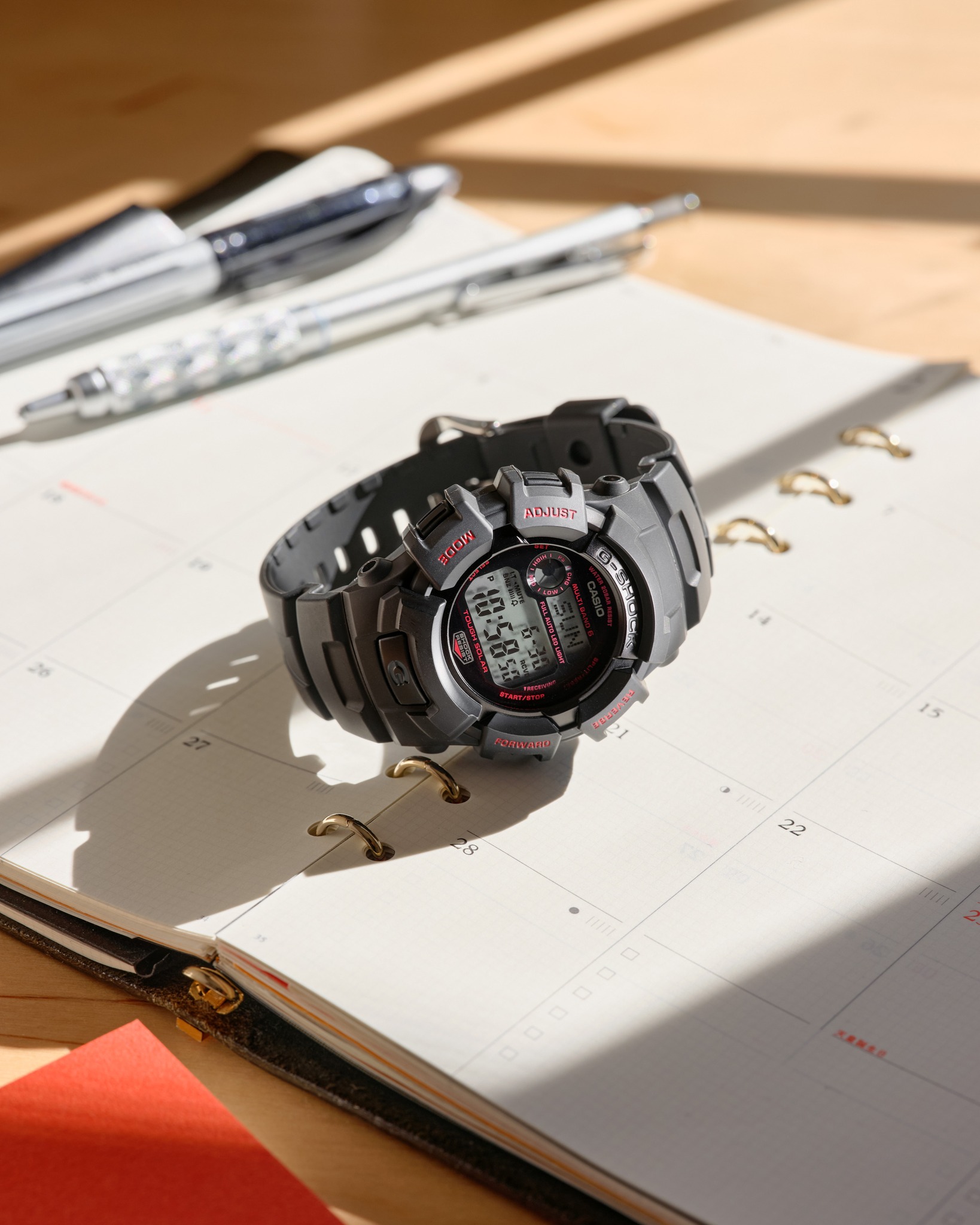 CASIO - ブラックベースに内なる情熱を表現したレッドのアクセント 