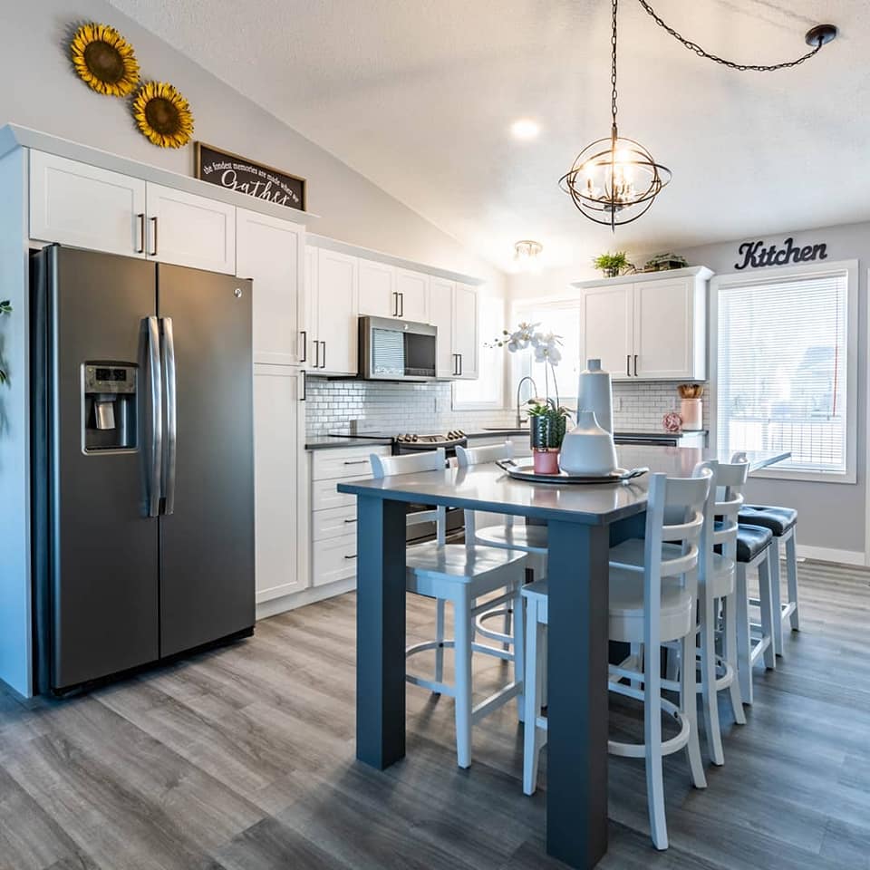 Renuit - Let us help your kitchen shine bright! ☀🌻 From...