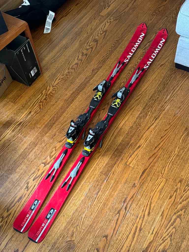 salomon equipe 10 2v skis 176 cm Ski + Salomon 10 Bindings Winter Sport Advent – Traventuria Sports maneuver Salomon S/Max 6 XT/M10 GW adult carving alpine skis are the perfect choice for beginner level skiers graduating toward making their first carving turns Salomon S/Max 6 XT Ski