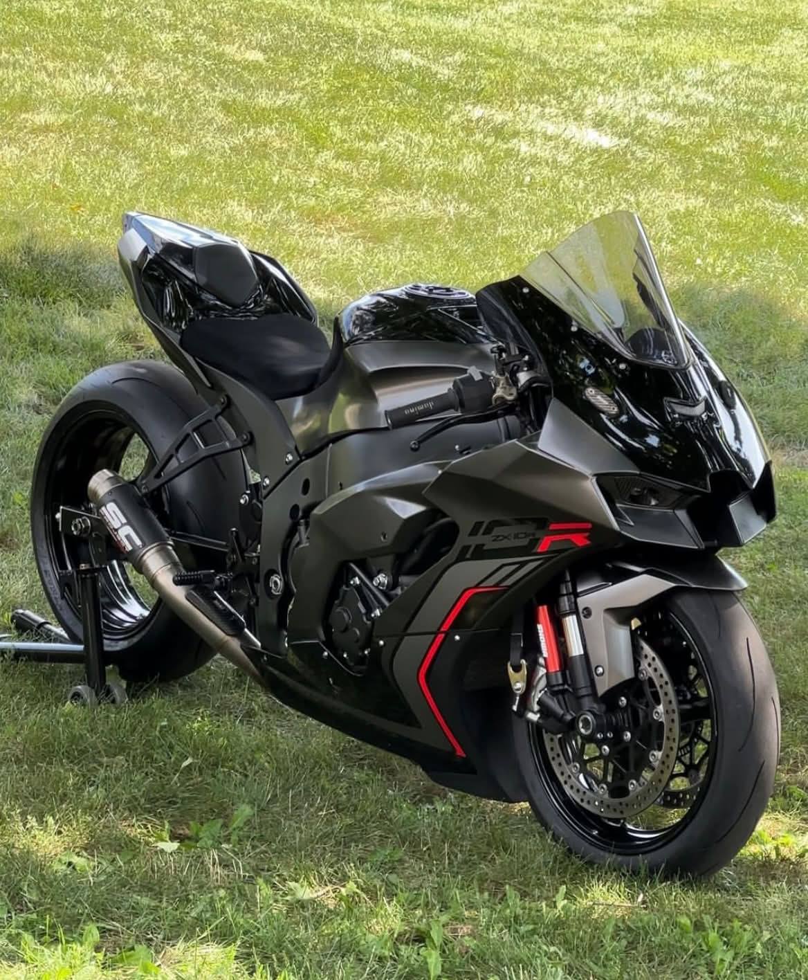 Kawasaki Ninja ZX-10R with GP70-R Carbon Muffler upgrade