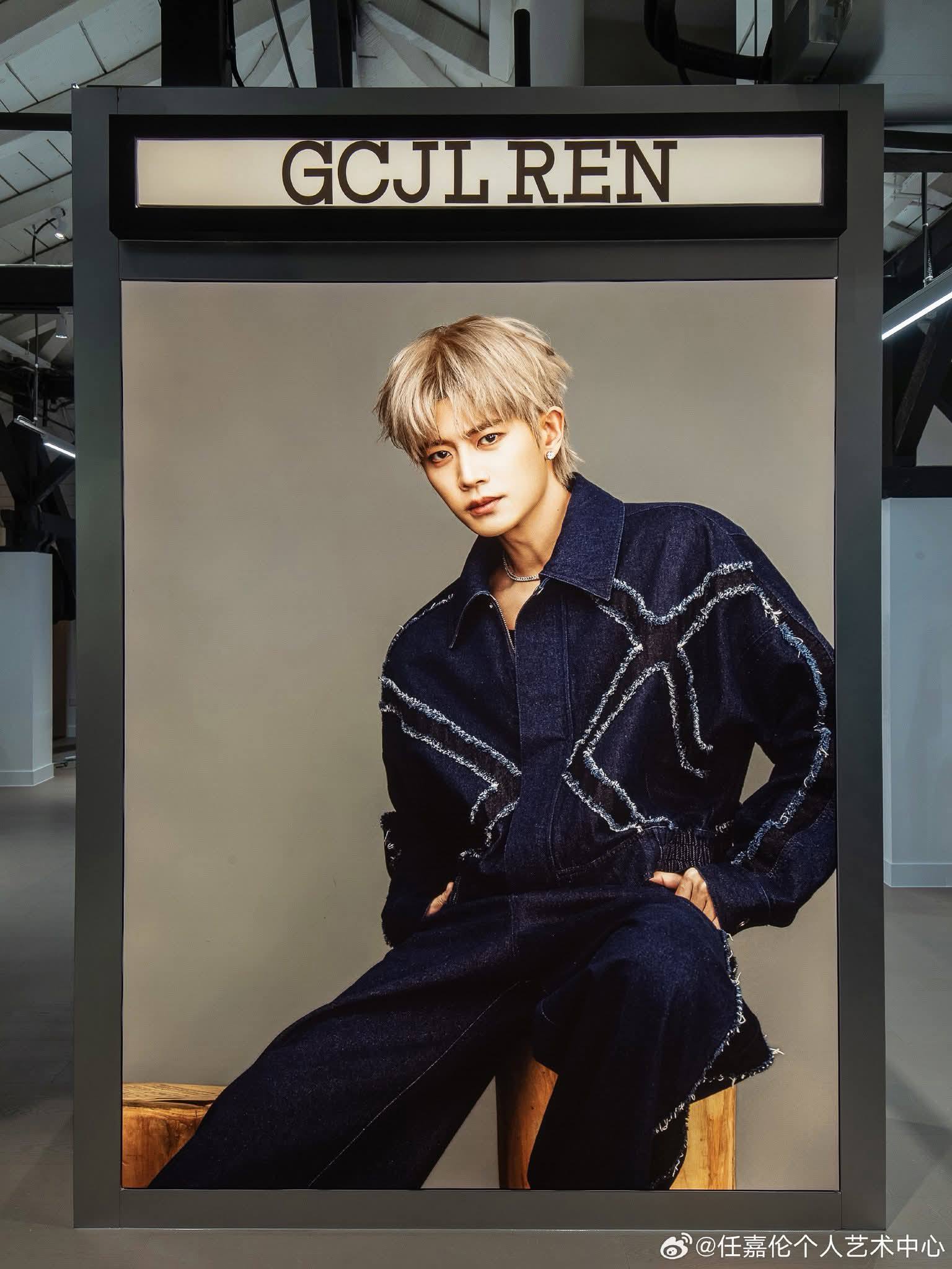 New pics of #RenJiaLun's new cafe and art centre. #任嘉伦Allen