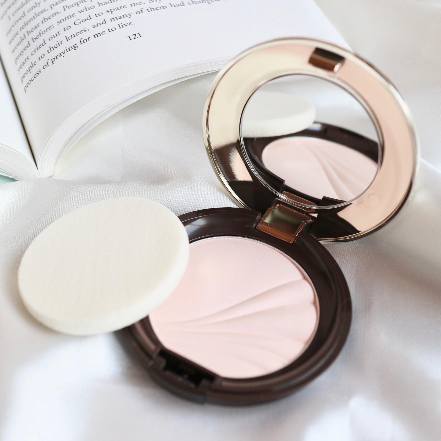Covermark - Covermark Faceup Pressed Powder, a 3D face powder 