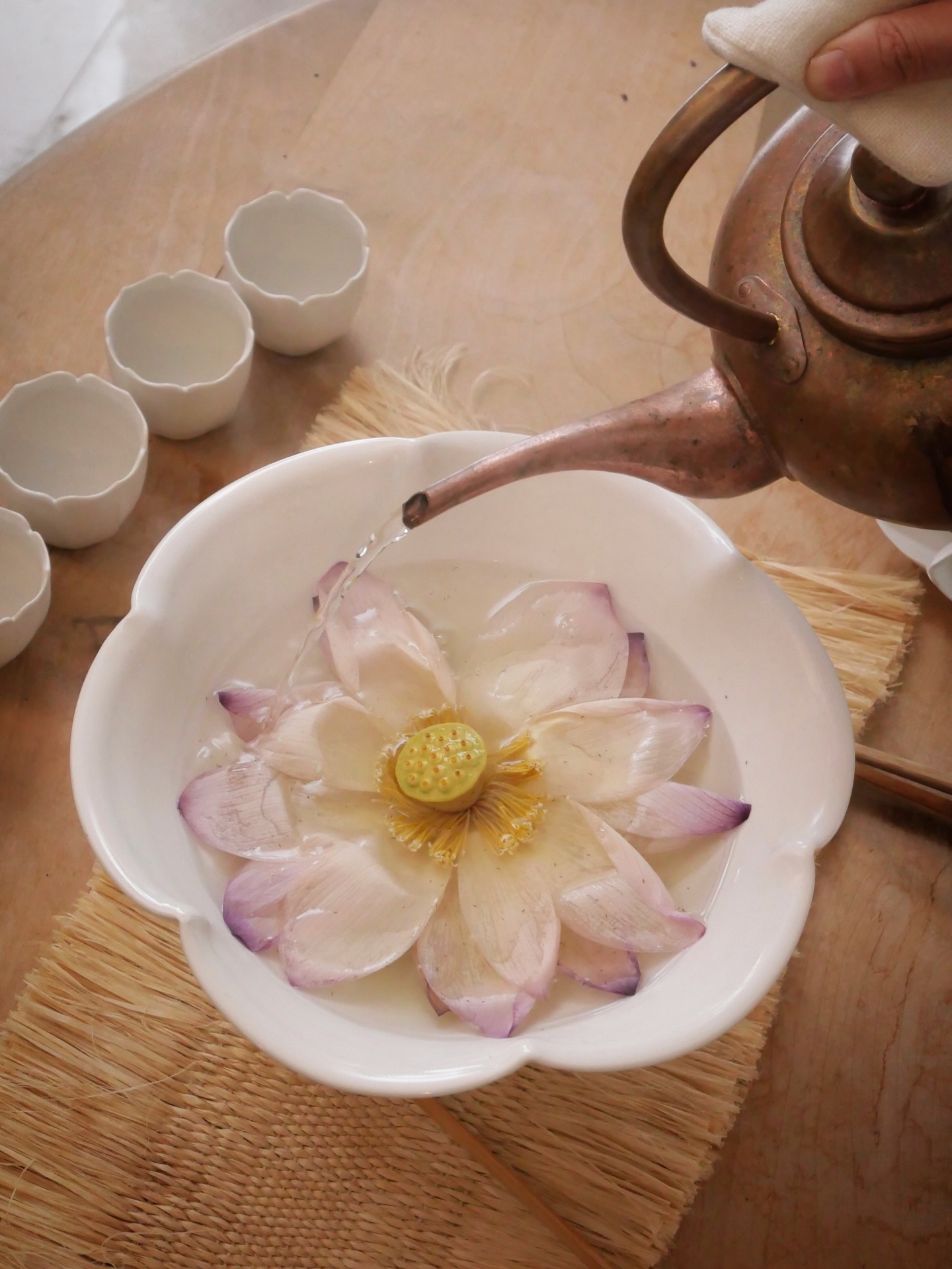 臼杵焼 - 蓮葉鉢 : 海老と蓮根の湯葉包み 蓮の葉そのものを形どった