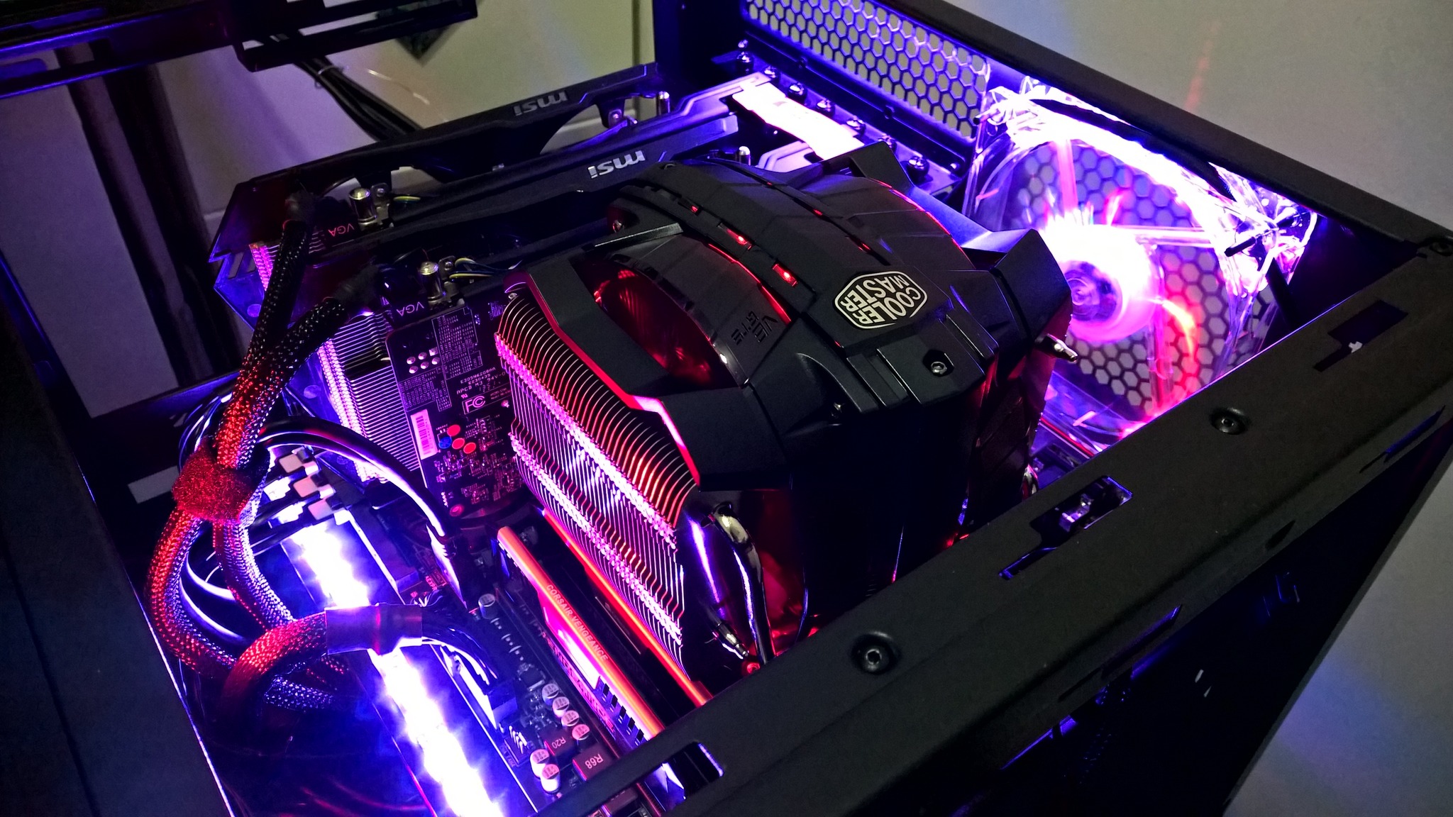 Showcasing my 2013 gaming PC build with i7-4770k and 2x R9 290s