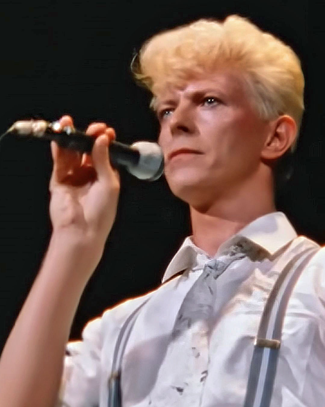 David Bowie sings Imagine in 1983