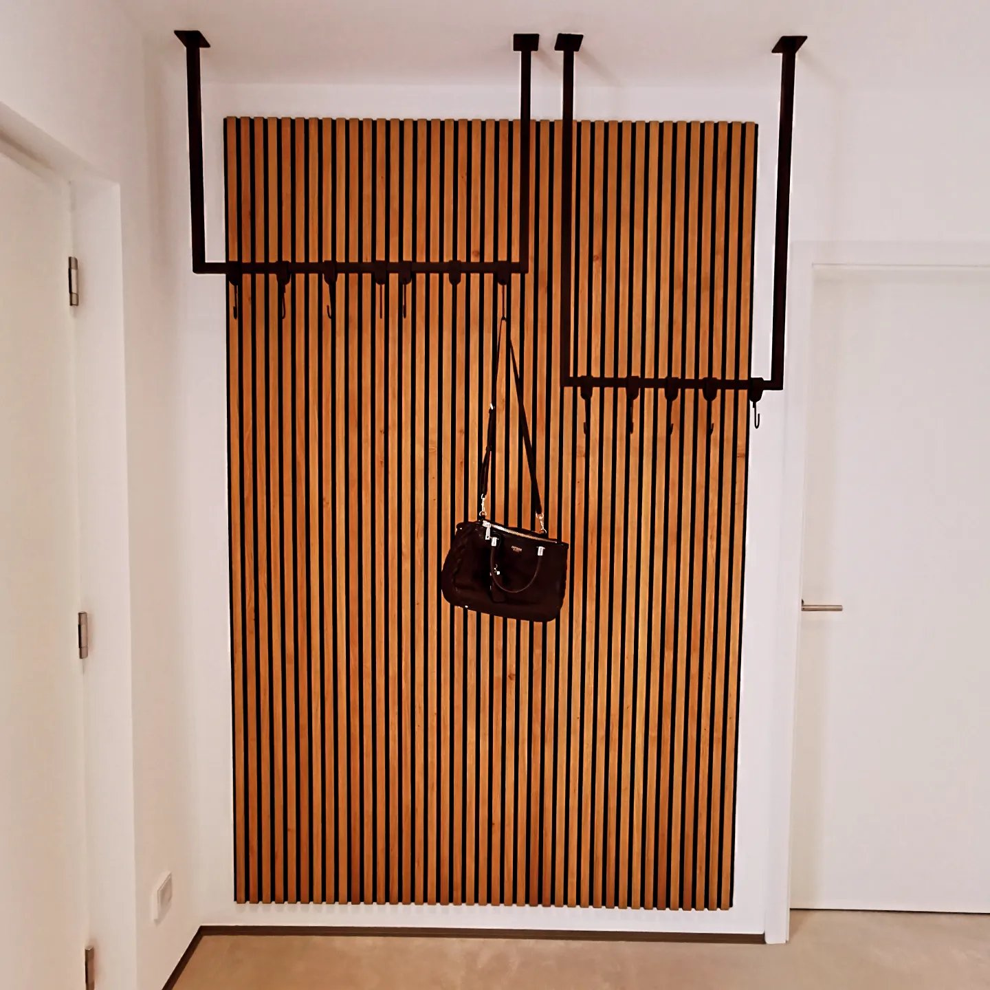 Garderobe mit Akustikpaneele & hängende Kleiderstangen 👌 . . . #woodupp #oak #garderobe #wandpaneele #akustikpaneele #wandverkleidung #schreiner #handmadework #wood #industrialdesign #schreinermeis