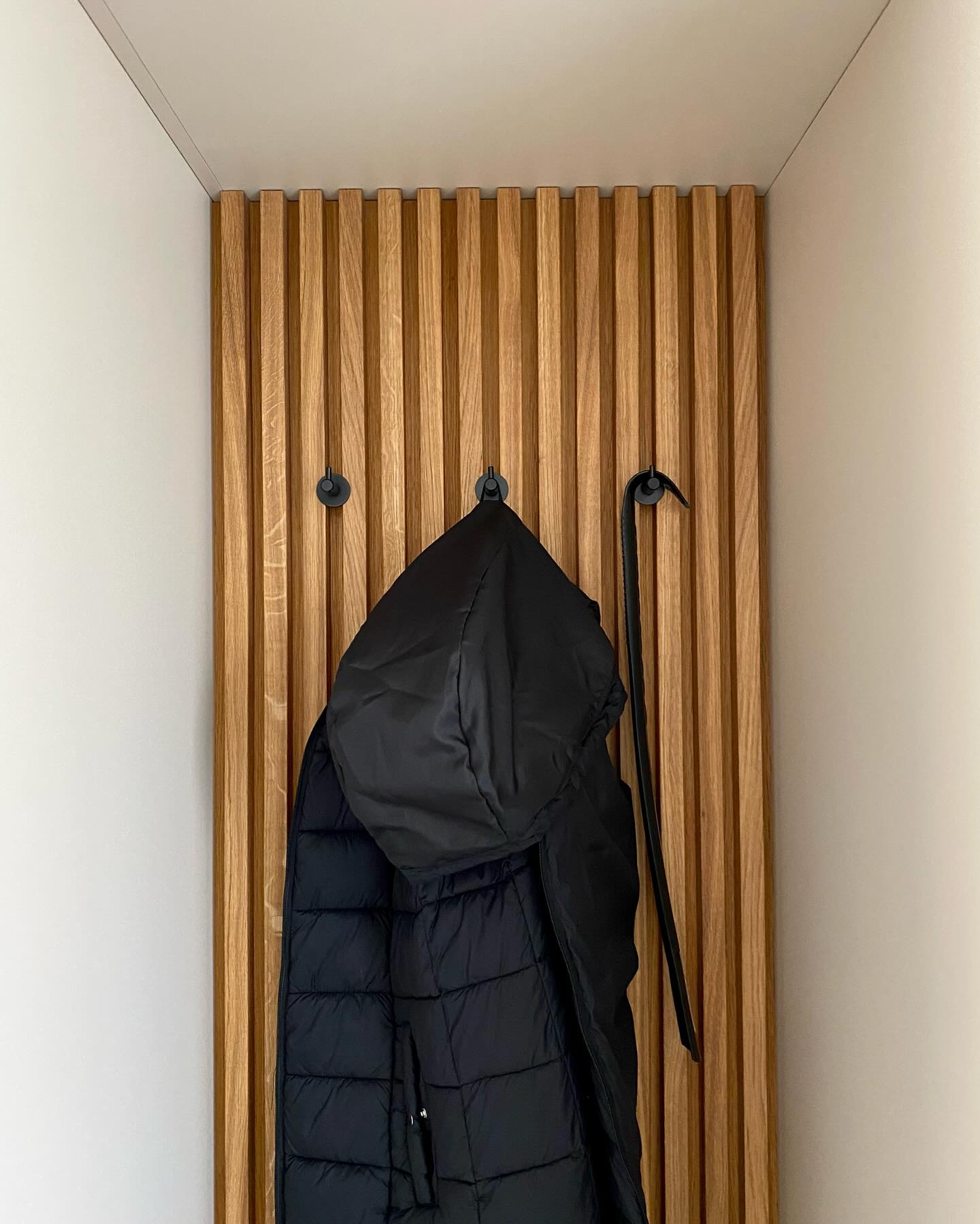 GARDEROBE • EICHE Garderobe mit modernen Holzlamellen in Eiche. #schreiner #schreinerei #handwerk #holz #holzarbeiten #wohnen #wohnideen #einrichtungsidee #garderobe #lamellen #holzlamellen