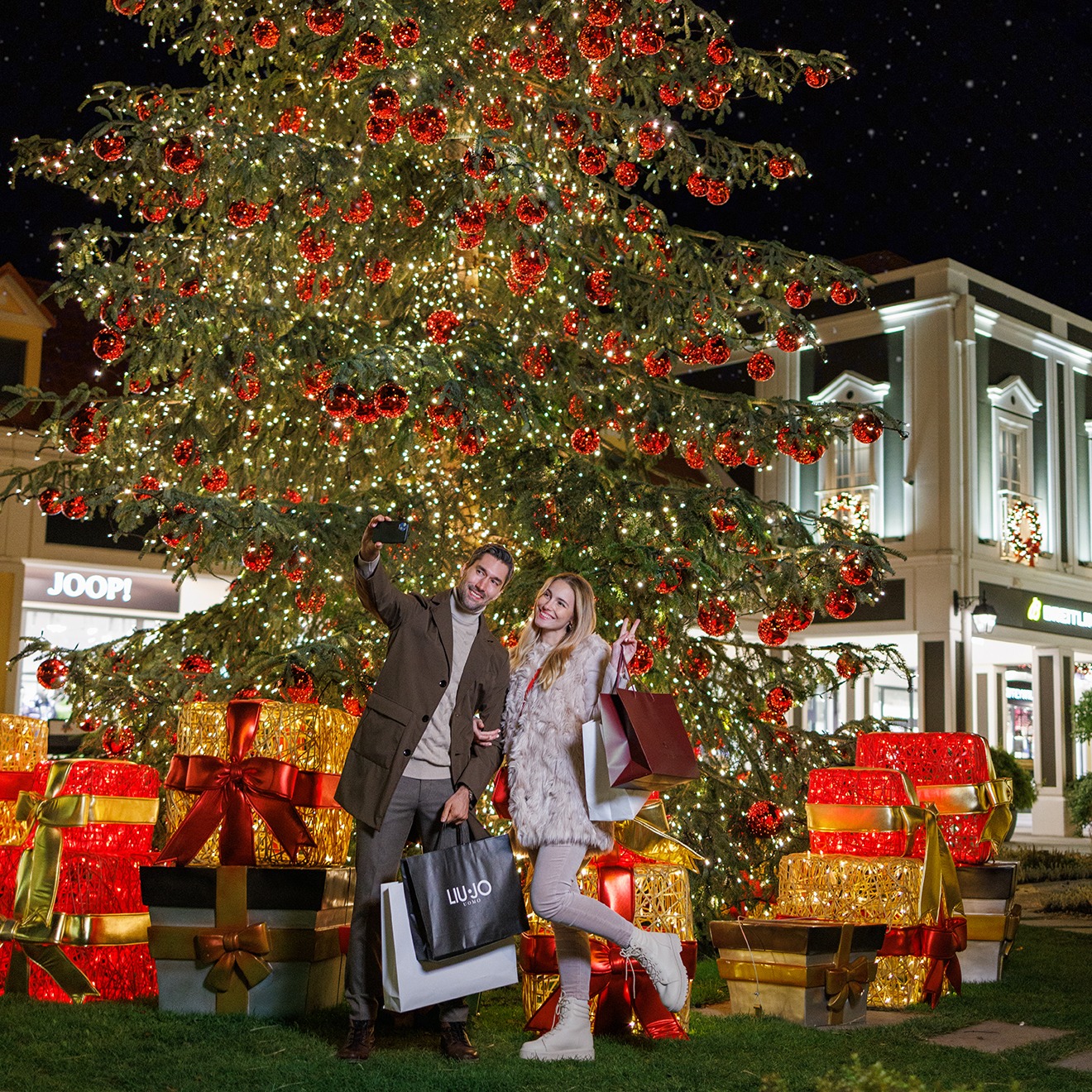 Erlebe die Zauberwelt von Weihnachten im Designer Outlet Parndorf! Verbringe bis 18 Uhr einen magischen Einkaufstag, umhüllt von einer unvergleichbaren Weihnachtsatmosphäre während unseres Christmas S