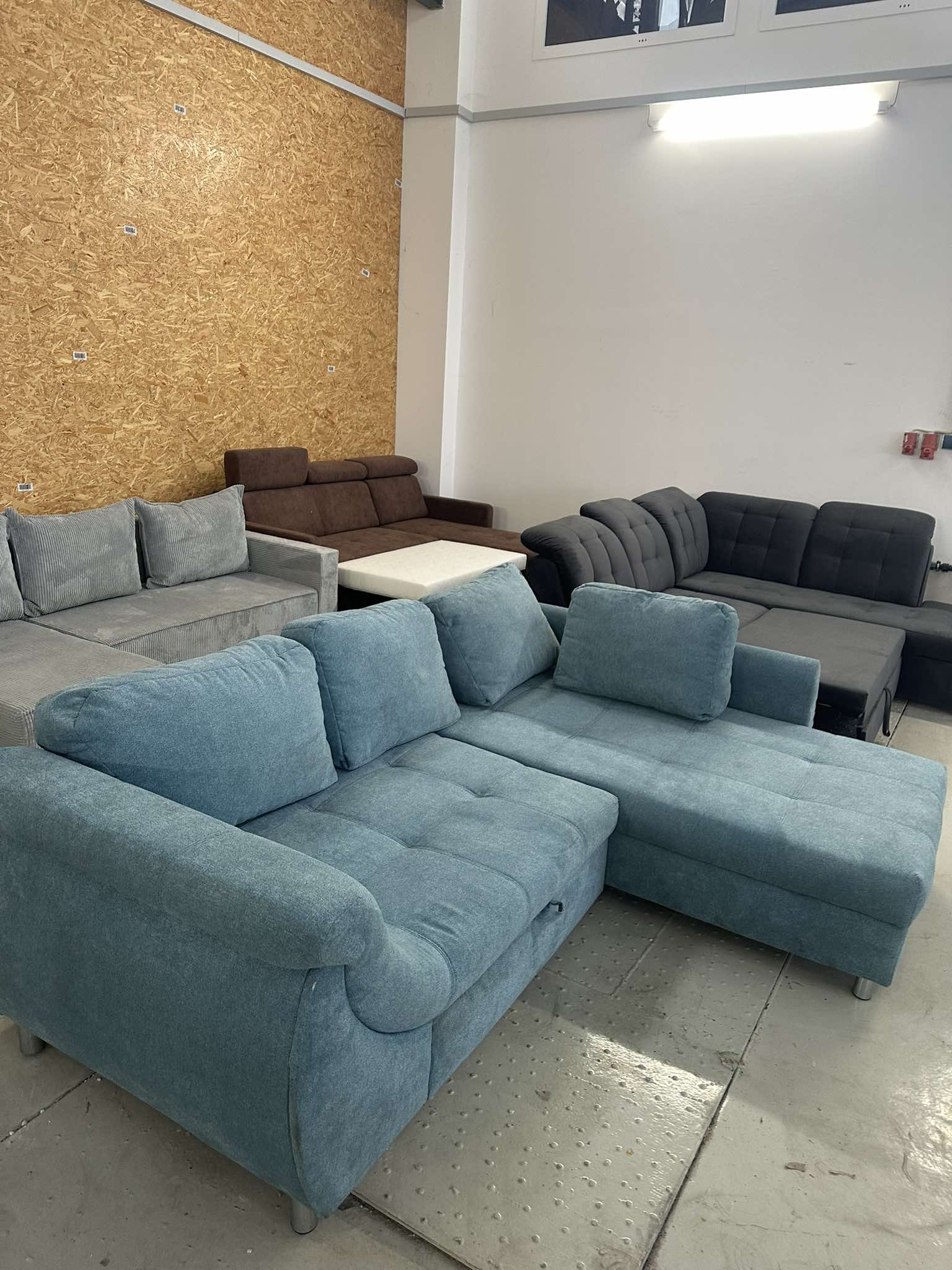 Bei uns müssen Sie nicht wochenlang auf ein Sofa warten! LAGERVERKAUFT 🛋️ Neue und gebrauchte Ecksofas warten auf Sie – stilvoll und bequem. Sofort verfügbar – Keine langen Wartezeiten, Ihre neuen Möbel
