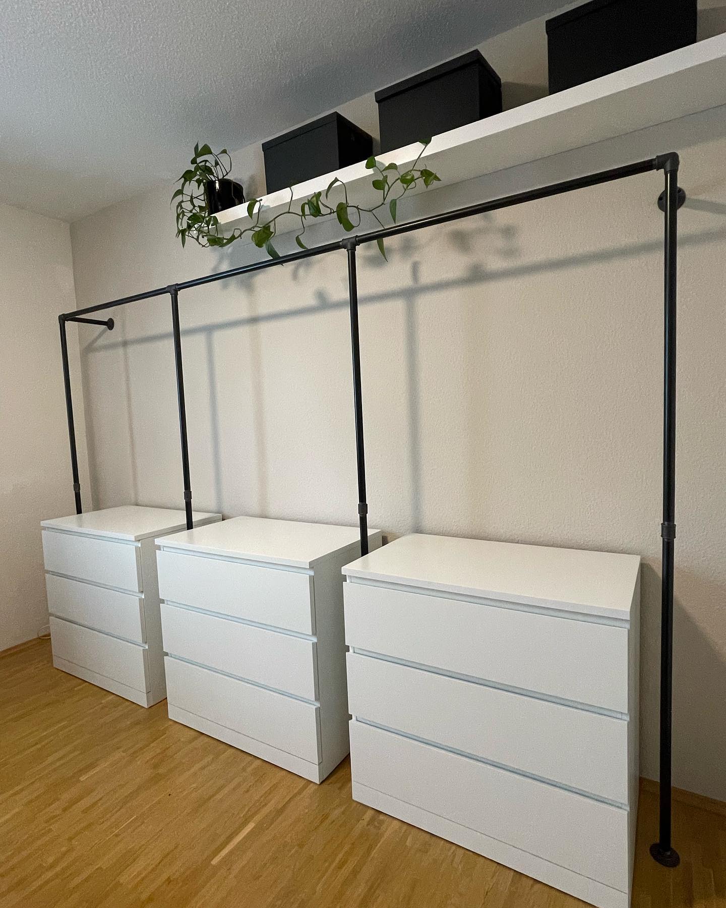 Swipe to see the result 😍 Unsere Kleiderstangen lassen sich in den verschiedensten Variationen mit den IKEA Malm Kommoden kombinieren