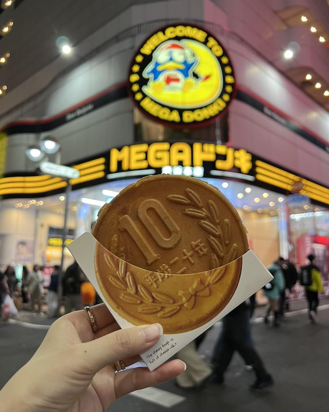 這是在澀谷的「MEGA唐吉訶德」一樓可以買到的大王チーズ10円パン（大王
