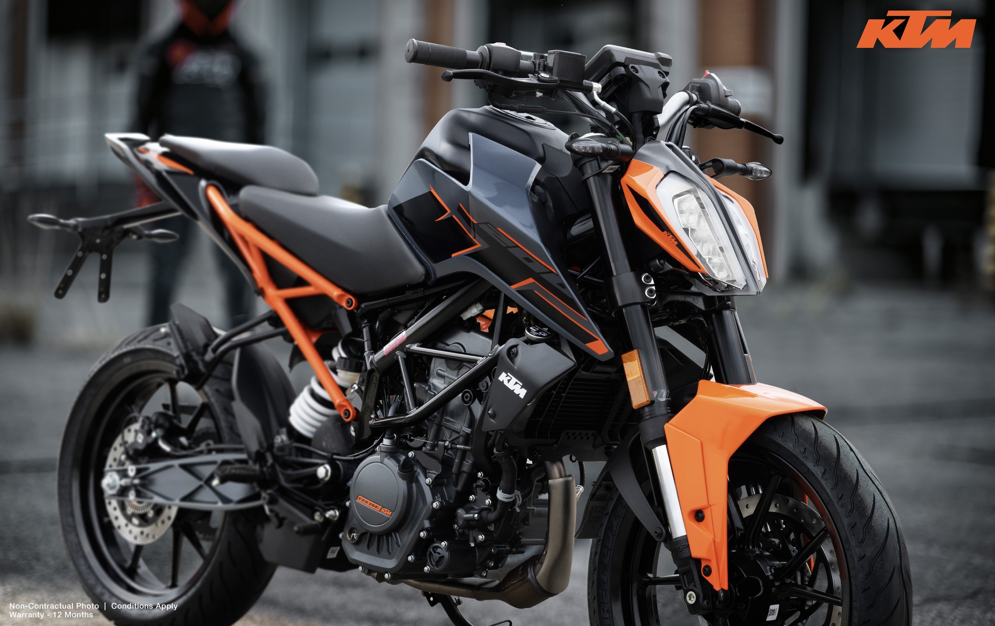 The KTM Duke 200 is easy to get used to from the first ride. Its 