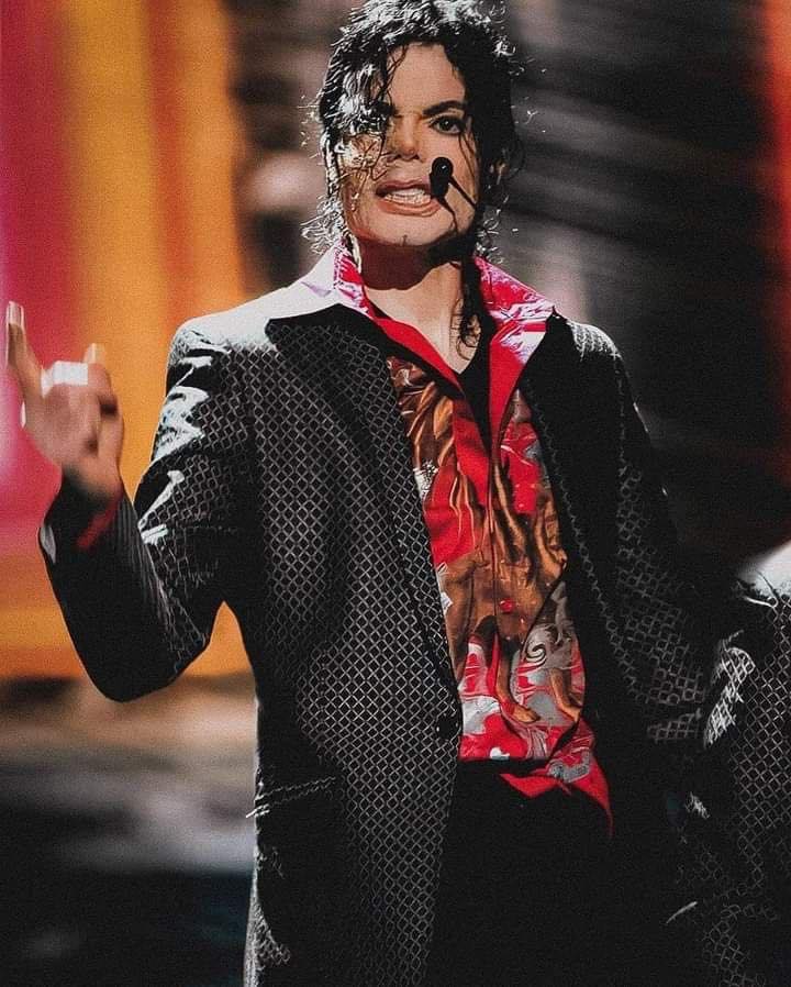 does michael jackson smoke cigarettes Michael Jackson didn't smoke... These pictures were taken a few minutes  before the third show of the Bad tour in Japan began. They were taken in  September 1987. Michael supposedly took a
