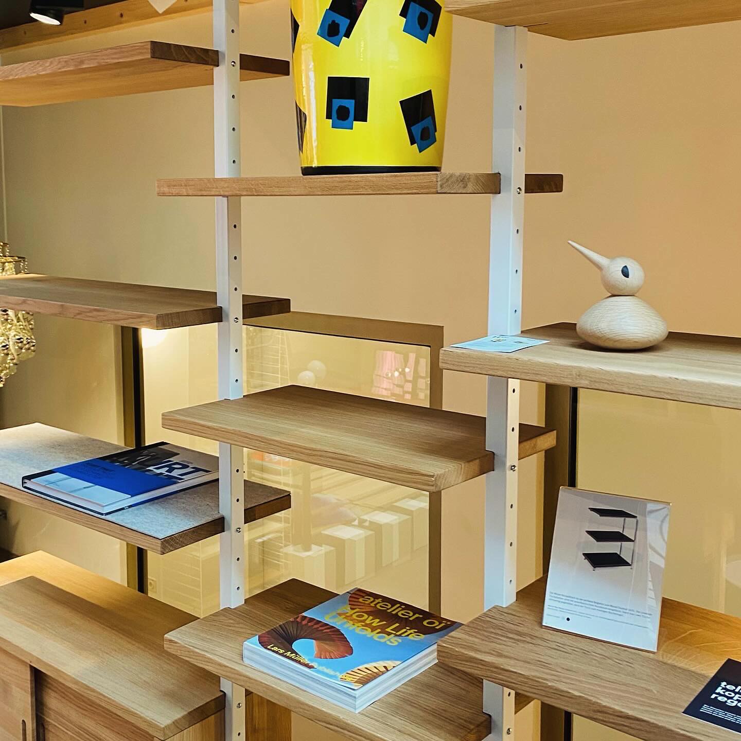 die neuen weissen teleskopstangen in kombination mit eiche massiv zu besichtigen @h100_zh & @b33 #teleskopregal #regal #shelfie #shelf #interiordesign #interior #furniture #möbel #möbeldesign #raum