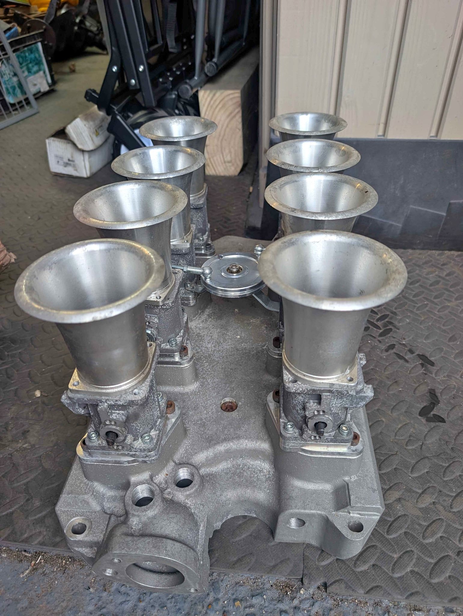 Classic Fuel Injection set up for Ford 351 Windsor - Car Engines ...
