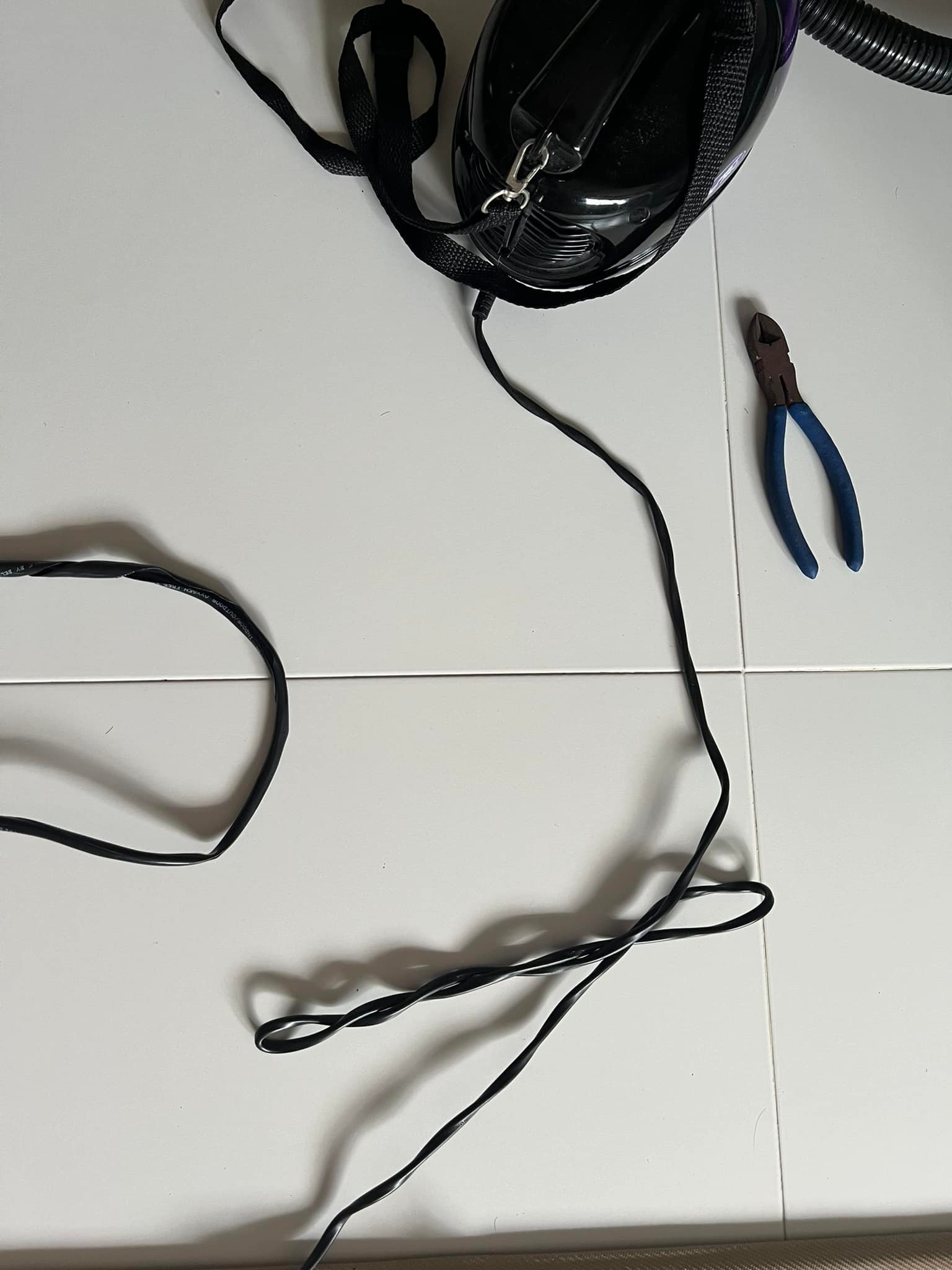 Cable anti-twisting solution for household items