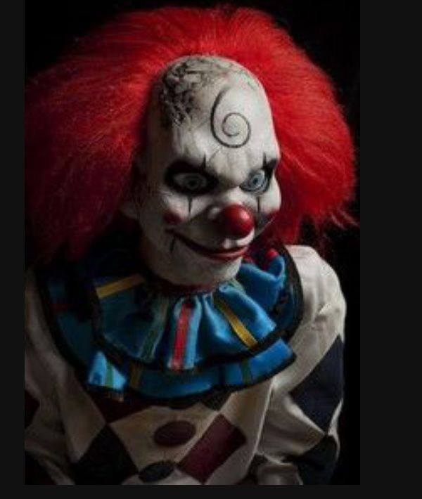 قصص رعب Horror Stories المهرج أمتعنا في طفولتنا أثناء عروض السيرك حفلات النجاح أعياد الميلاد هو فنان يؤدي أعمال كوميدية ويضع مساحيق التجميل يرتدي ثياب غريبة وأحذية